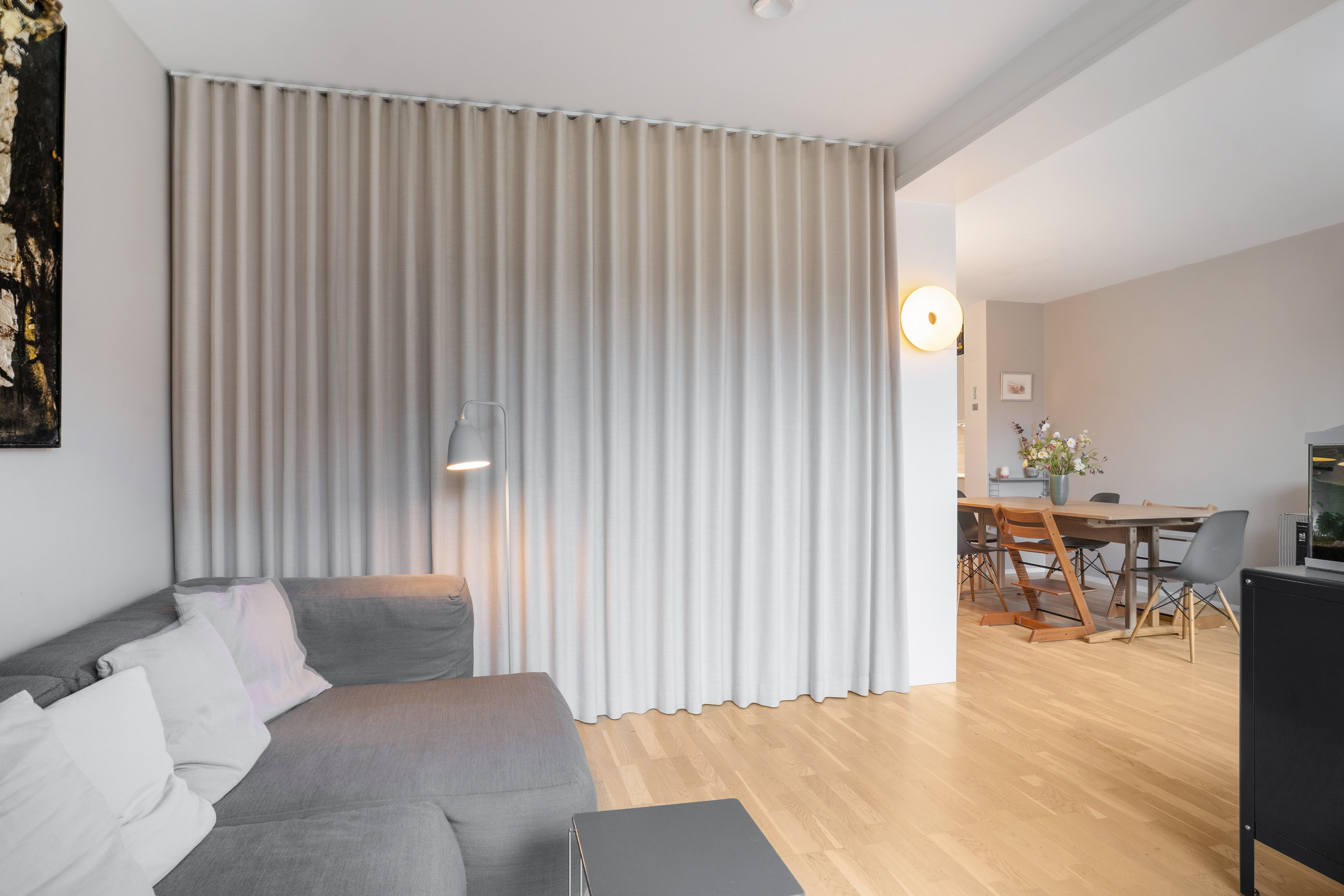 Fremhævet stue billede i fuldskærmstilstand. Billede af Pinievej 4B, 2880 Bagsværd