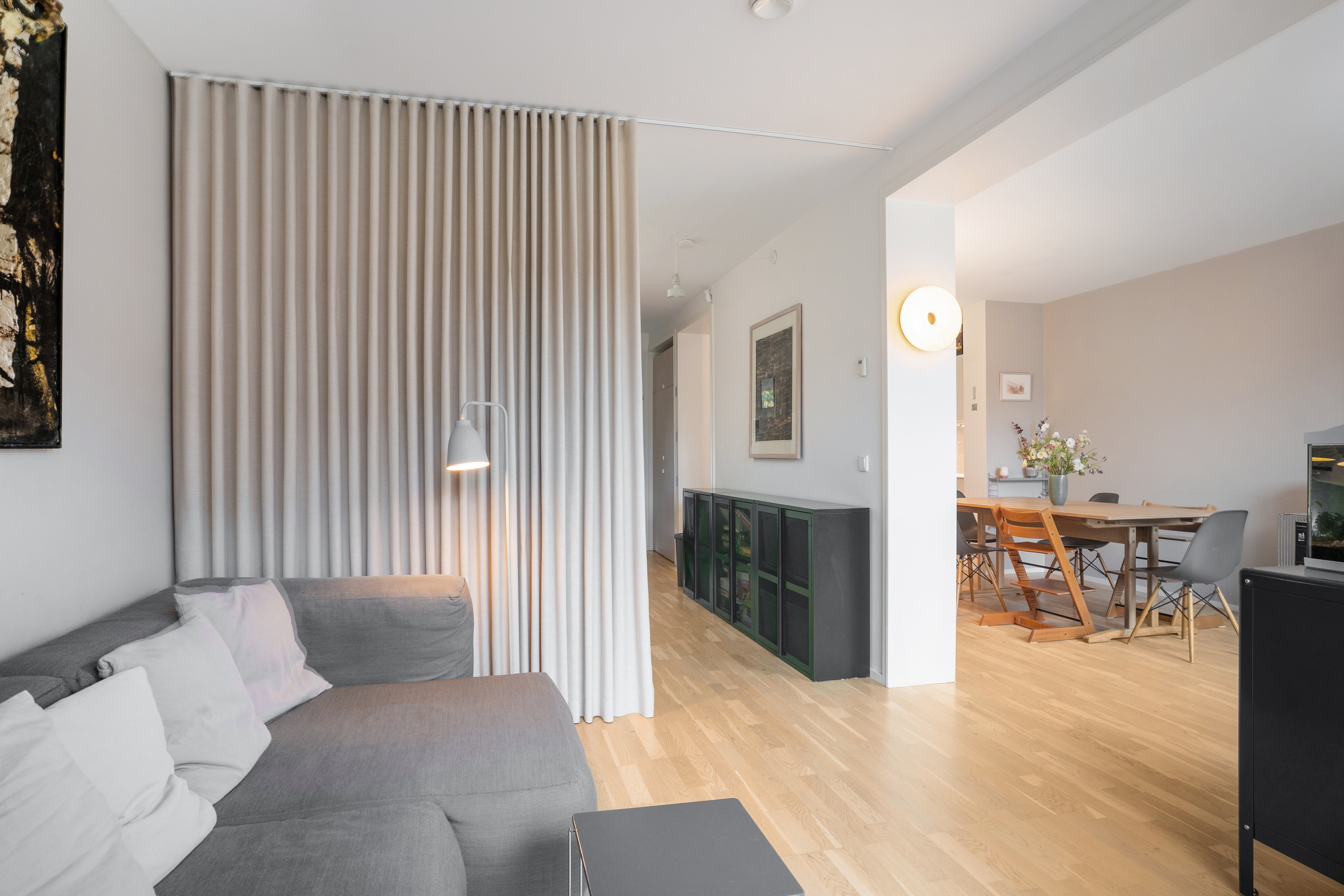 Fremhævet stue billede i fuldskærmstilstand. Billede af Pinievej 4B, 2880 Bagsværd