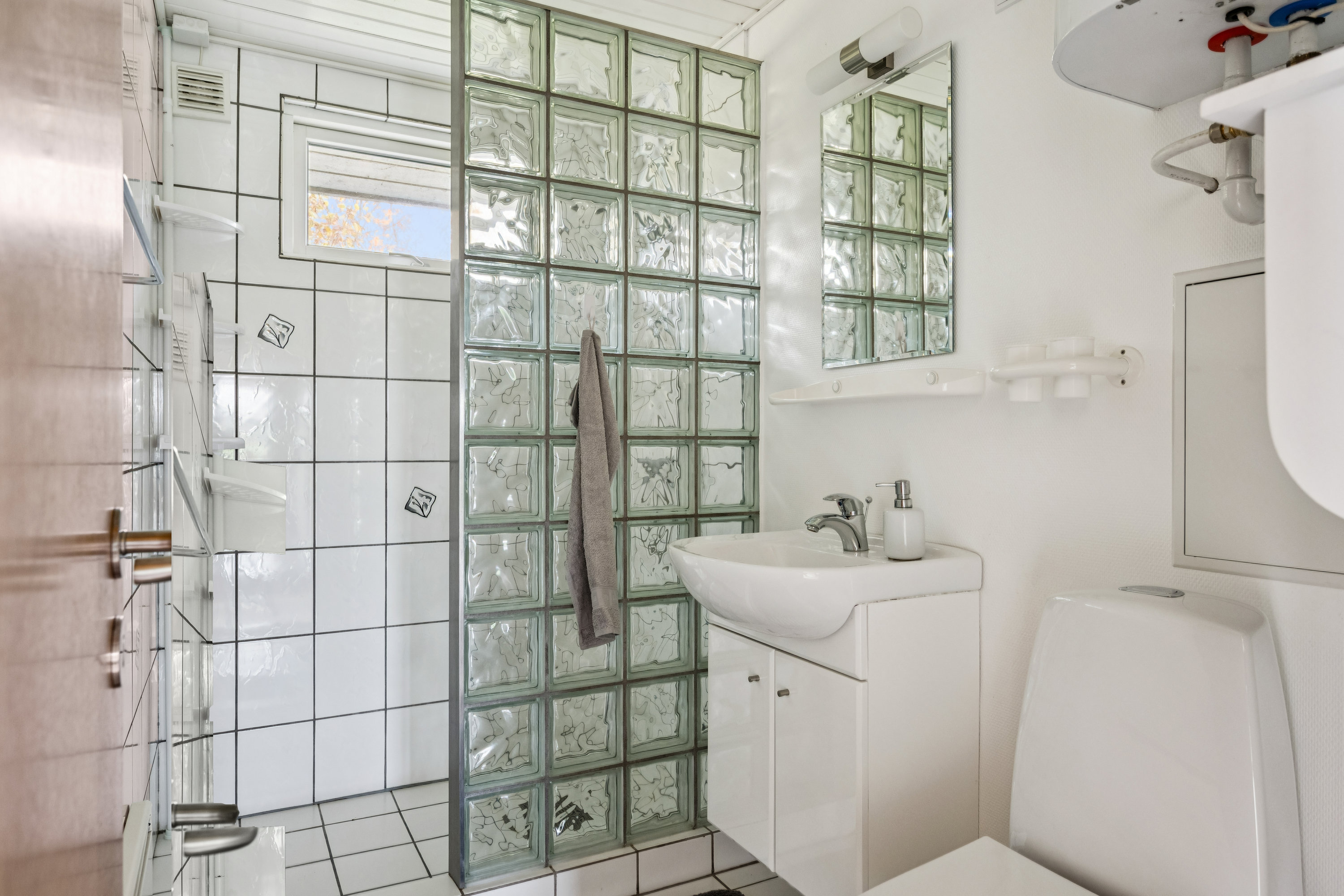 Fremhævet badeværelse billede i fuldskærmstilstand. Billede af Engblommevej 25, Begtrup Vig, 8420 Knebel