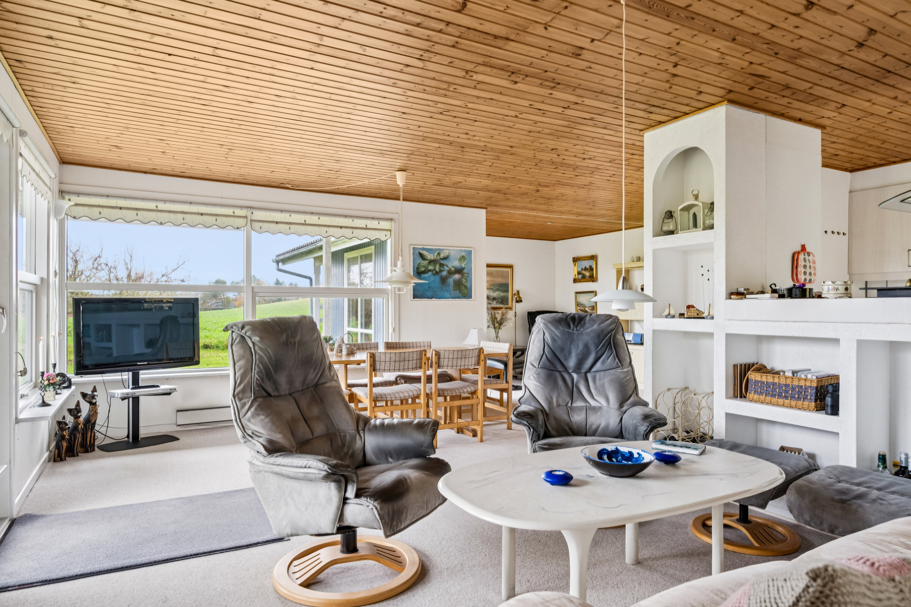 Fremhævet stue billede i fuldskærmstilstand. Billede af Engblommevej 25, Begtrup Vig, 8420 Knebel