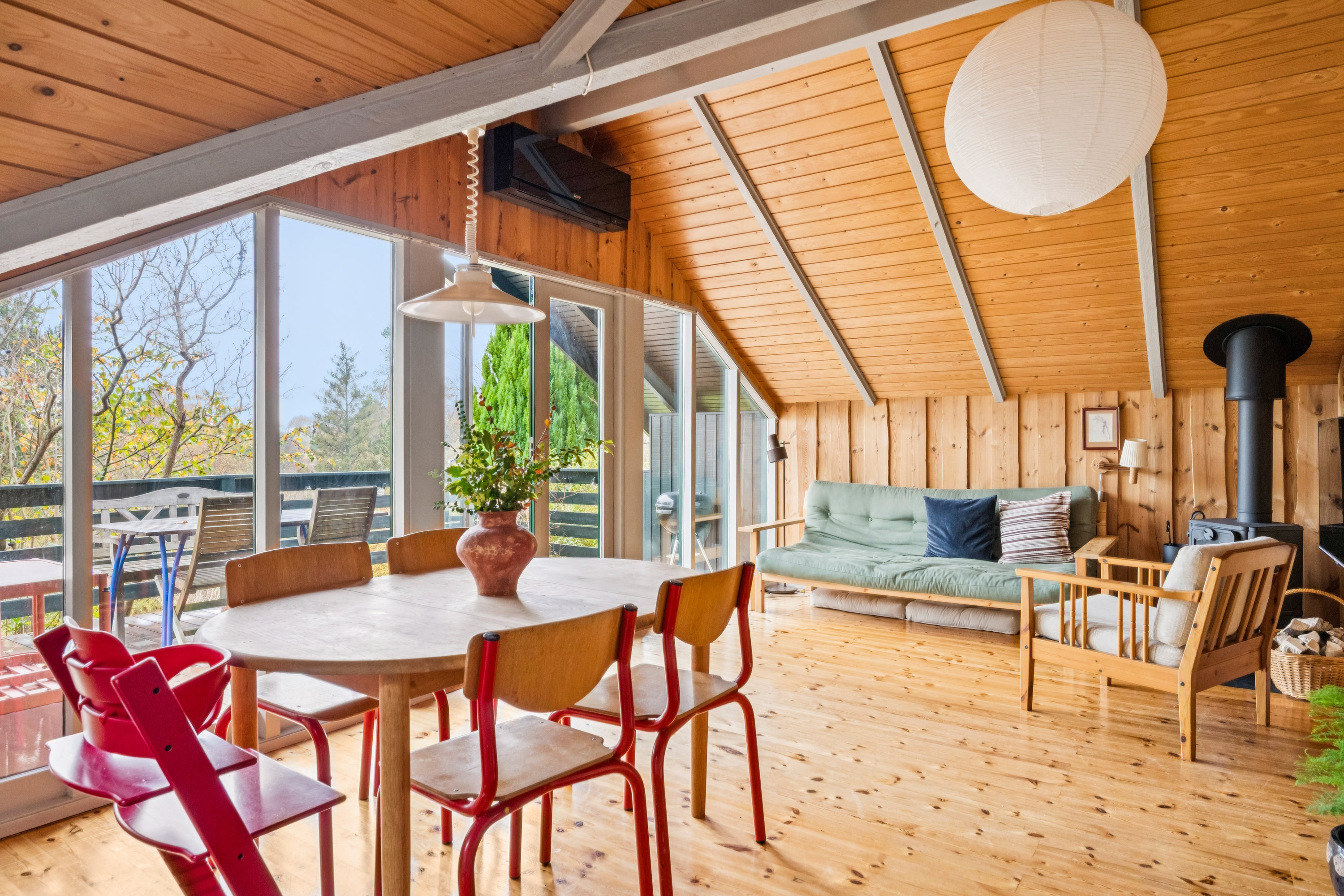 Fremhævet stue billede i fuldskærmstilstand. Billede af Gl. Kirkebjerg 60, Stødov Bakker, 8420 Knebel