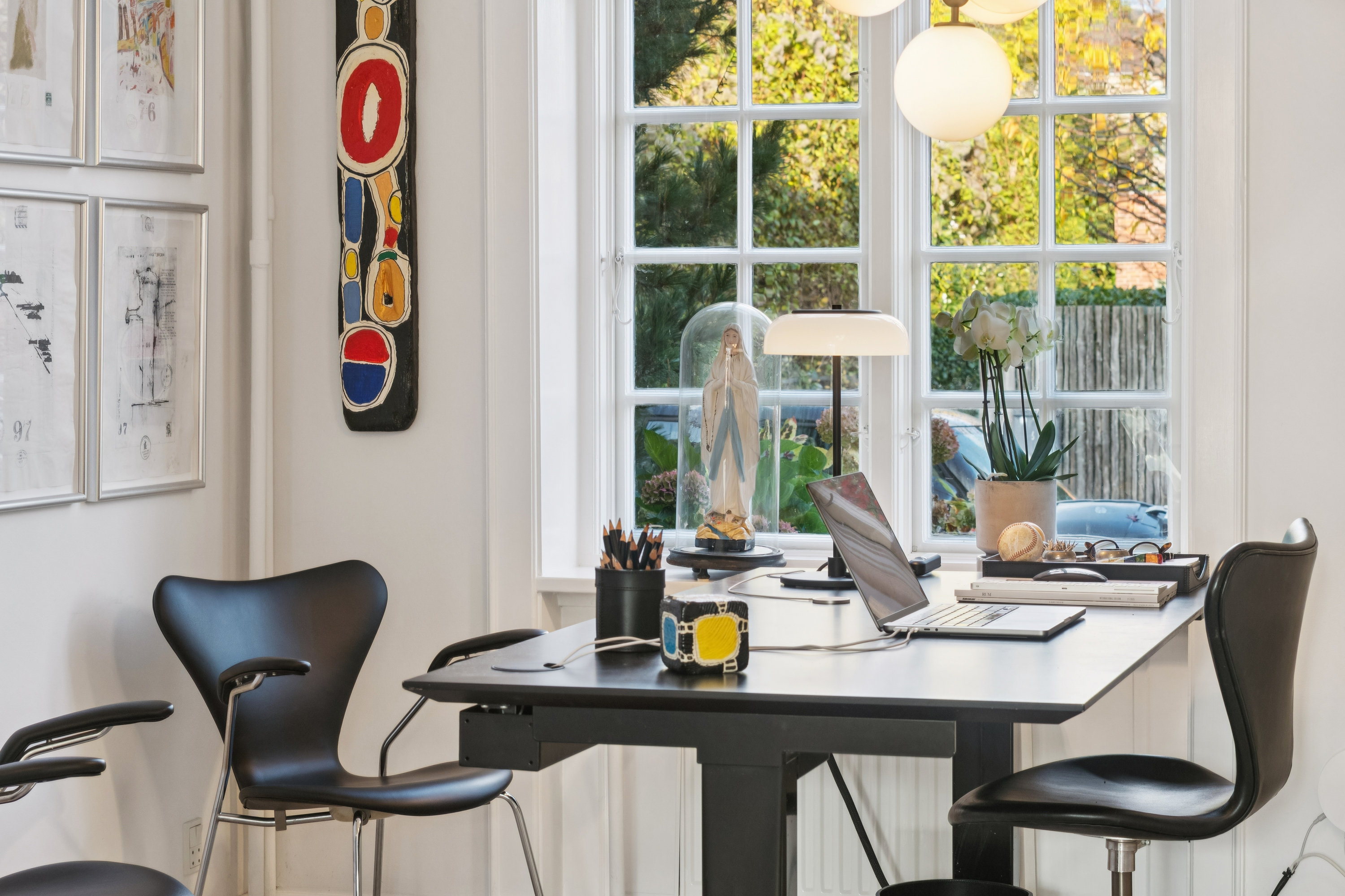 Fremhævet stue billede i fuldskærmstilstand. Billede af Svanevænget 8, 2100 København Ø