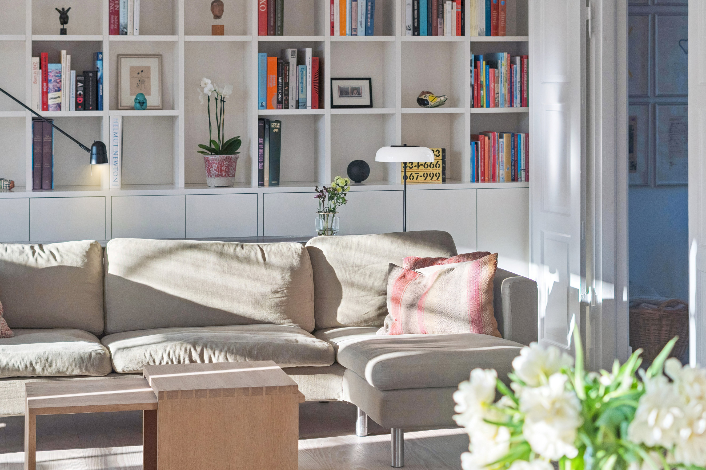 Fremhævet stue billede i fuldskærmstilstand. Billede af Svanevænget 8, 2100 København Ø