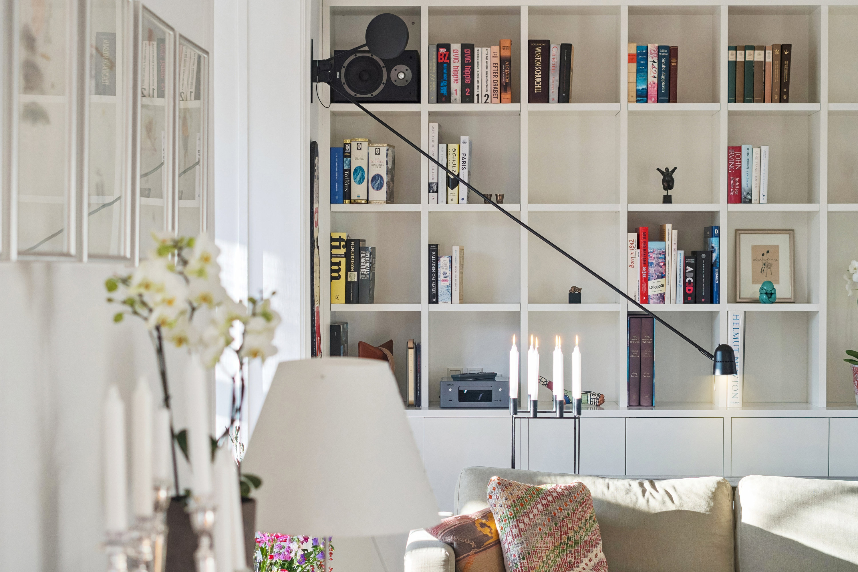 Fremhævet stue billede i fuldskærmstilstand. Billede af Svanevænget 8, 2100 København Ø