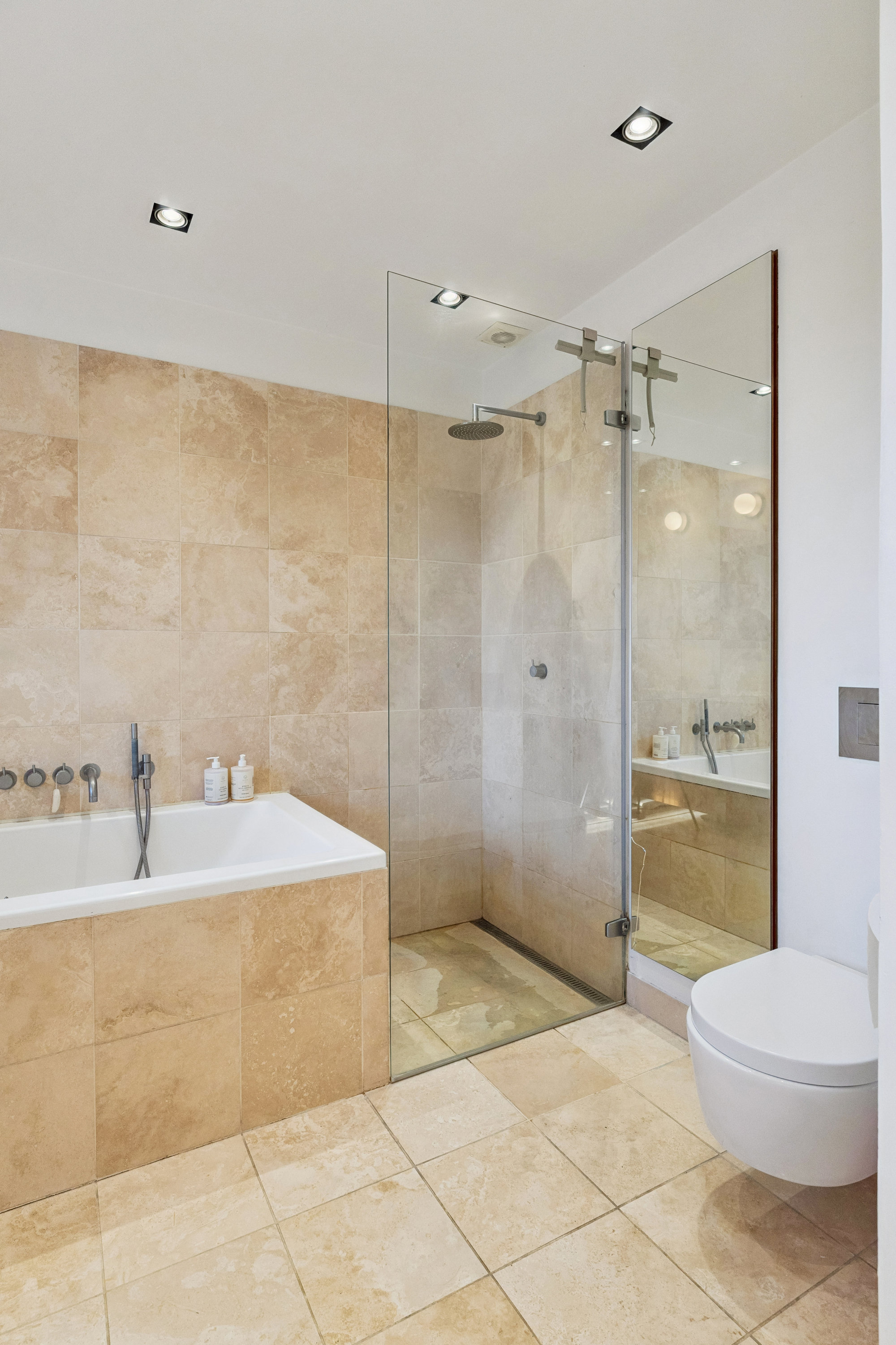 Fremhævet badeværelse billede i fuldskærmstilstand. Billede af Svanevænget 8, 2100 København Ø