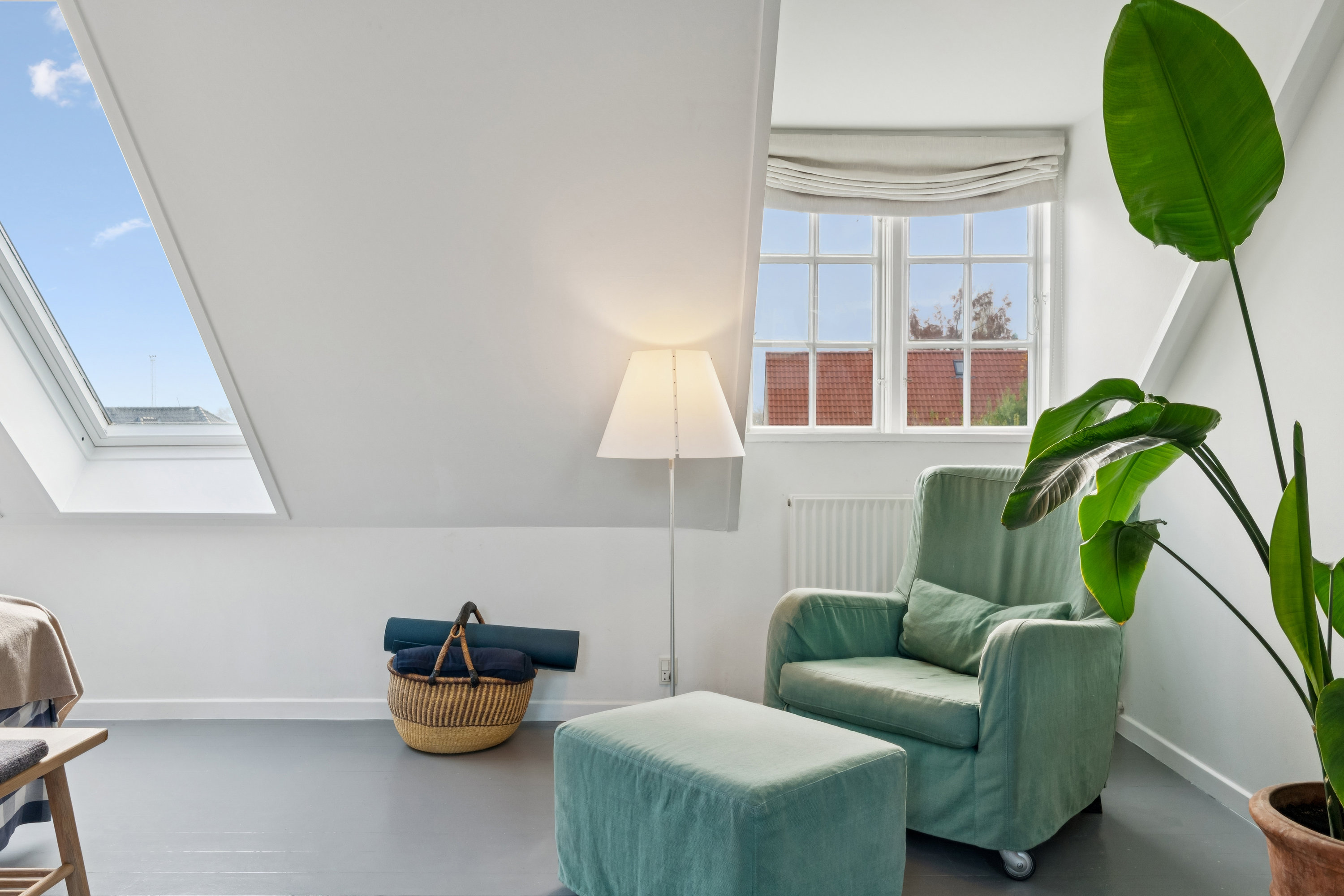 Fremhævet stue billede i fuldskærmstilstand. Billede af Svanevænget 8, 2100 København Ø