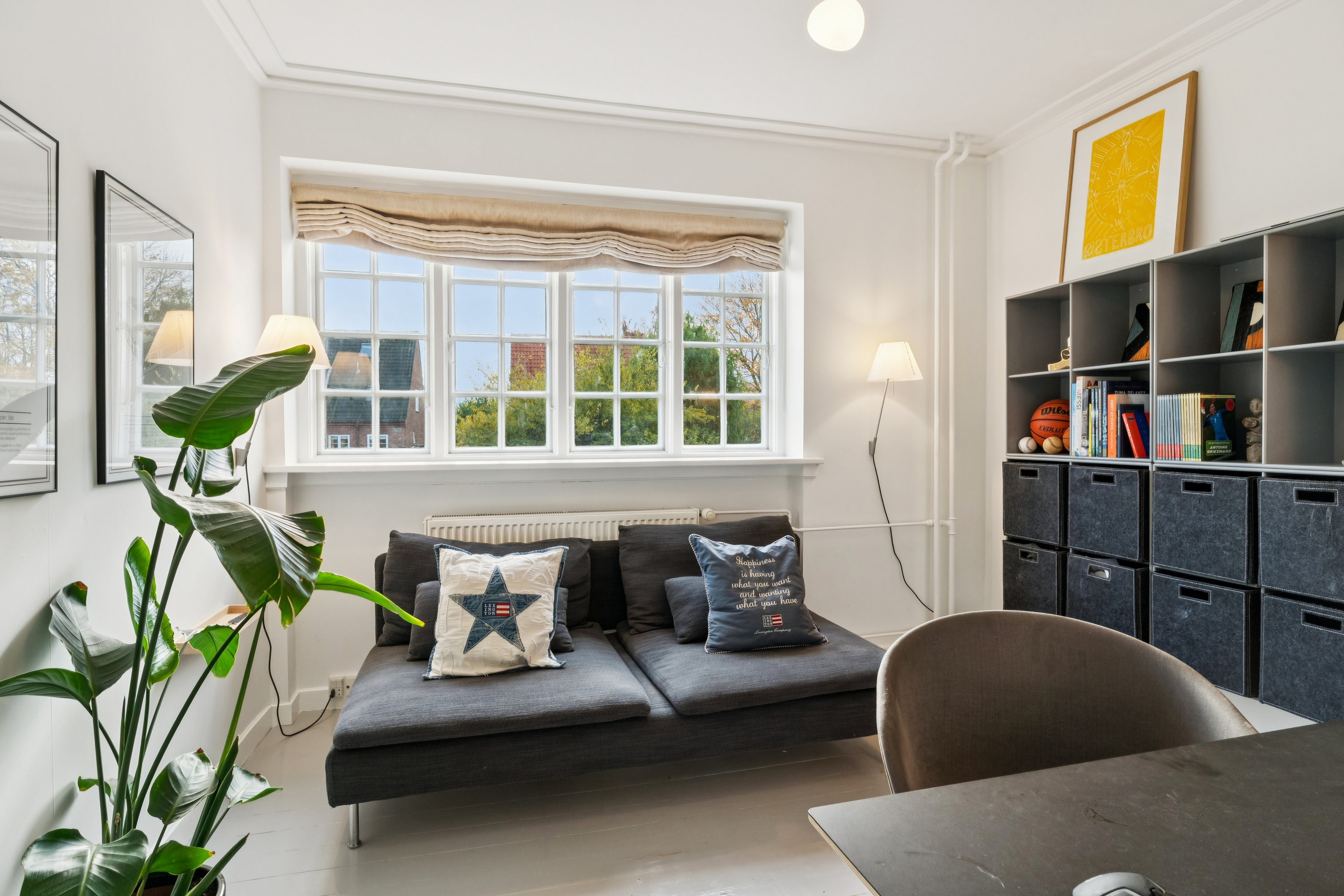 Fremhævet stue billede i fuldskærmstilstand. Billede af Svanevænget 8, 2100 København Ø