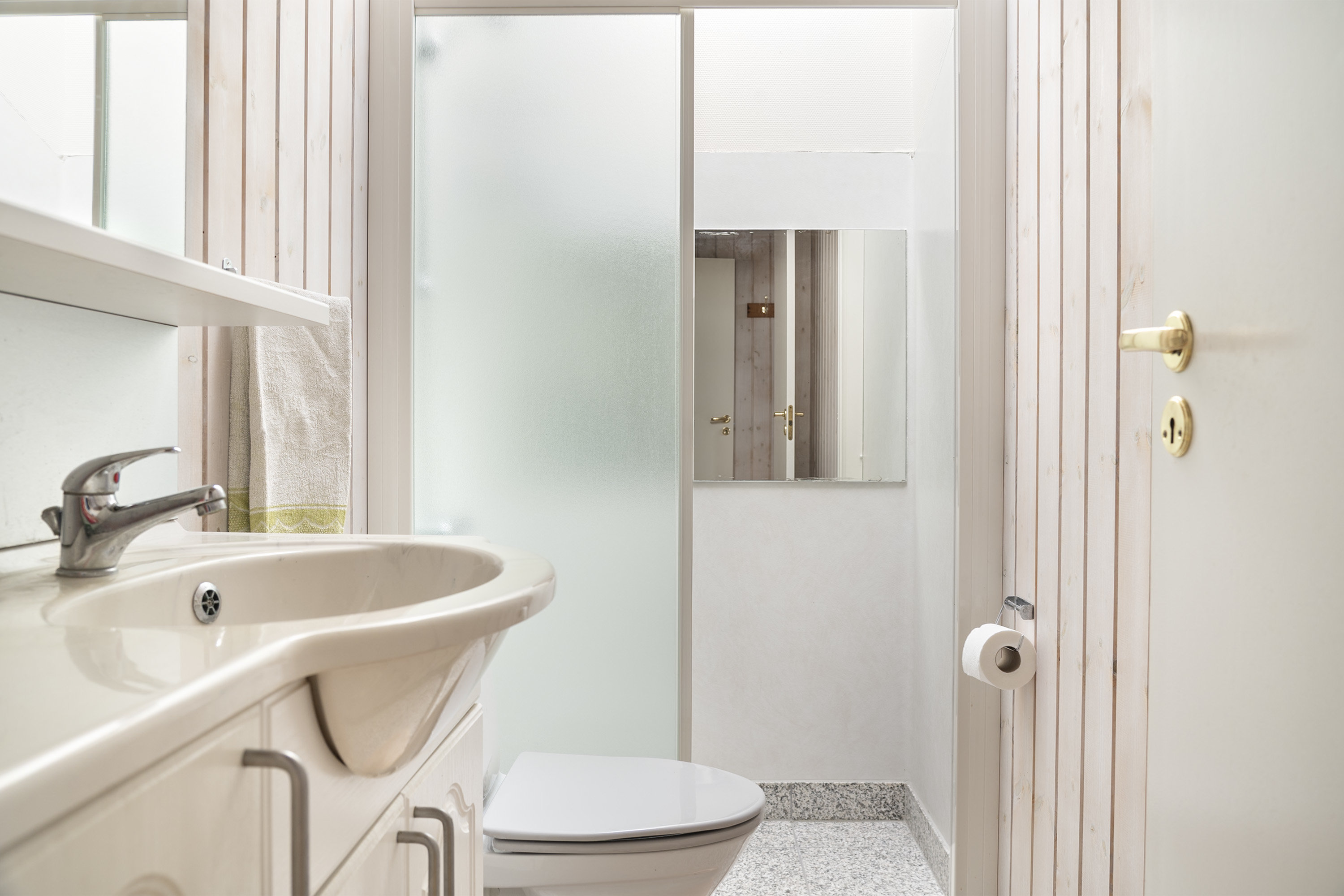 Fremhævet badeværelse billede i fuldskærmstilstand. Billede af Strandklitten 16, Tornby, 9850 Hirtshals