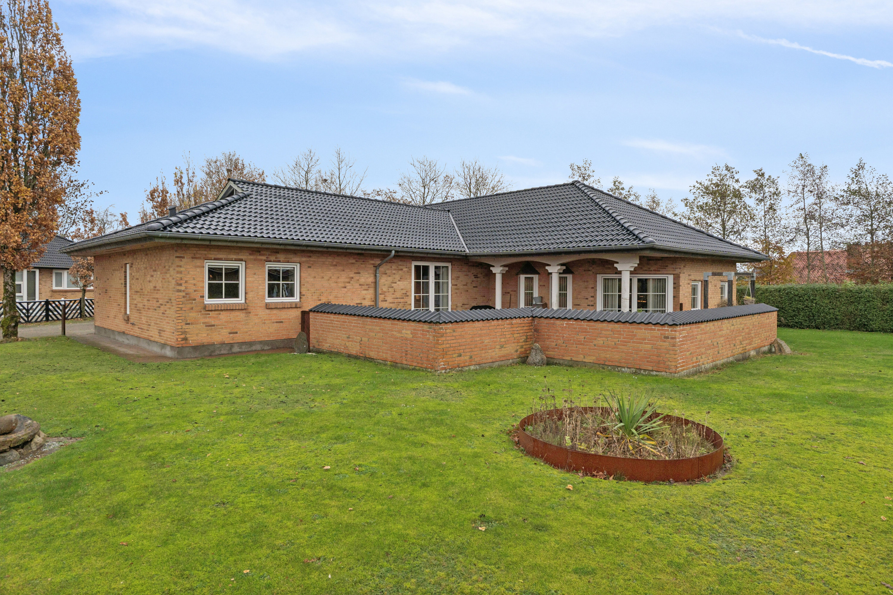 Miniaturebillede 1: set fra haven. Billede af Mejsevej 10, 7430 Ikast