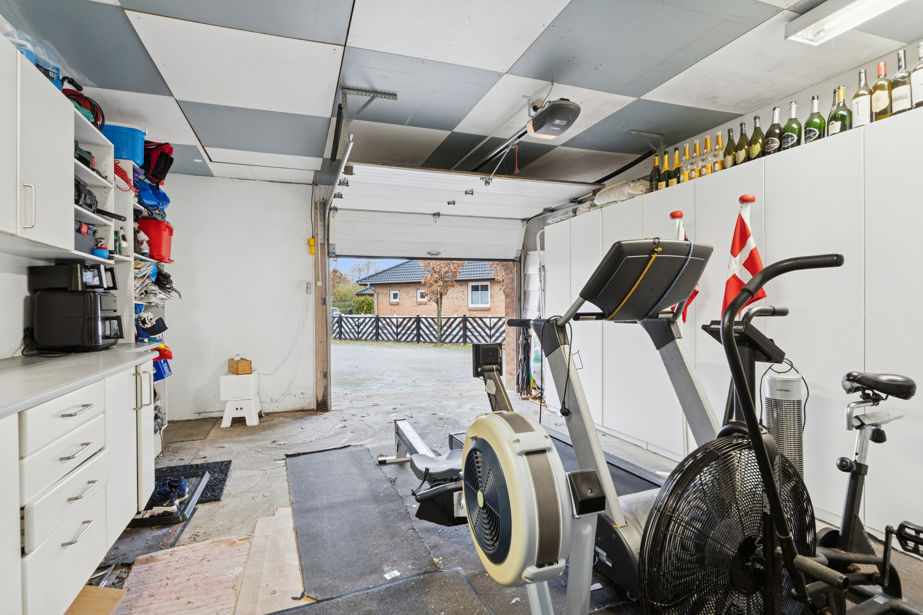 Fremhævet garage billede i fuldskærmstilstand. Billede af Mejsevej 10, 7430 Ikast