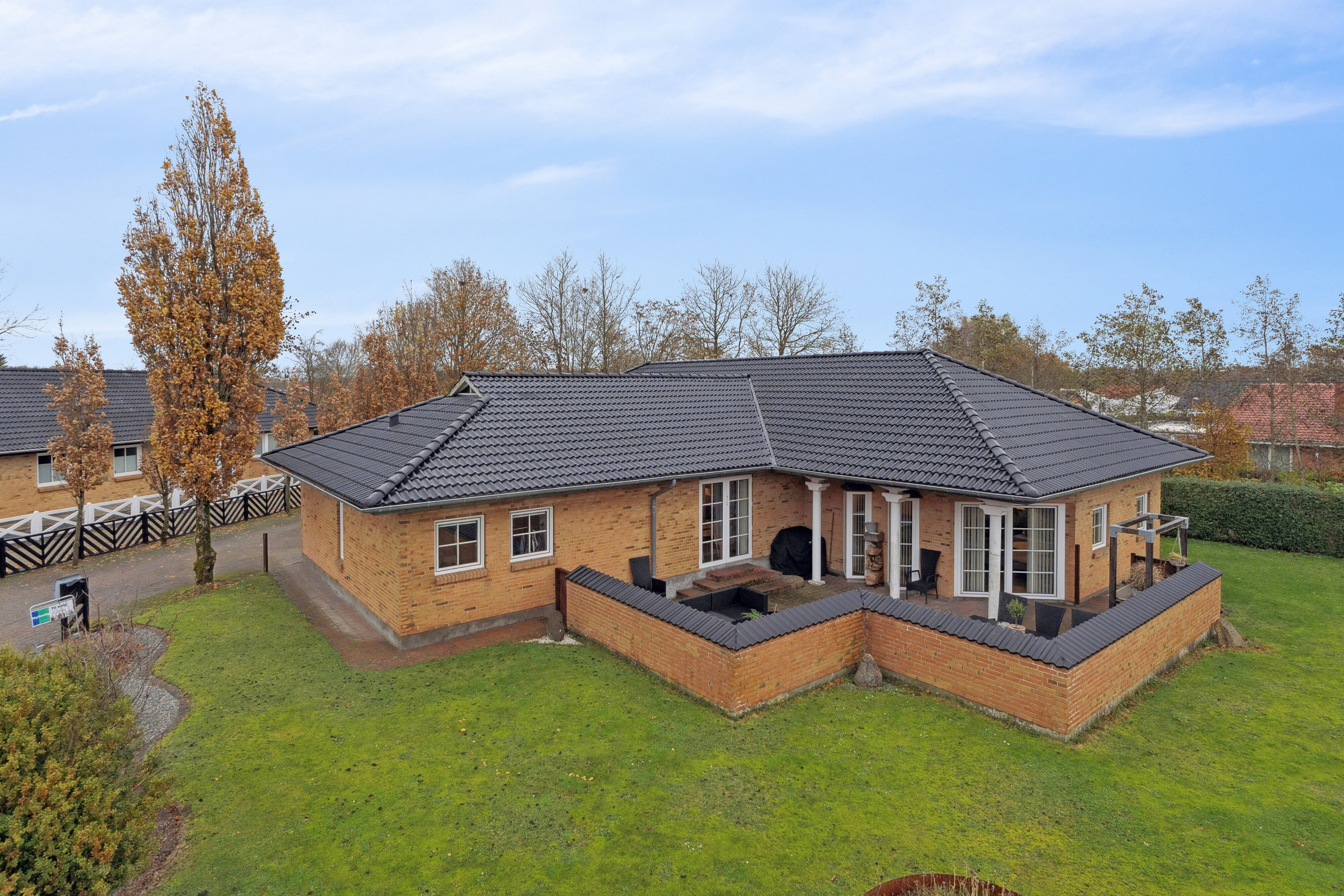 Fremhævet set fra haven billede i fuldskærmstilstand. Billede af Mejsevej 10, 7430 Ikast