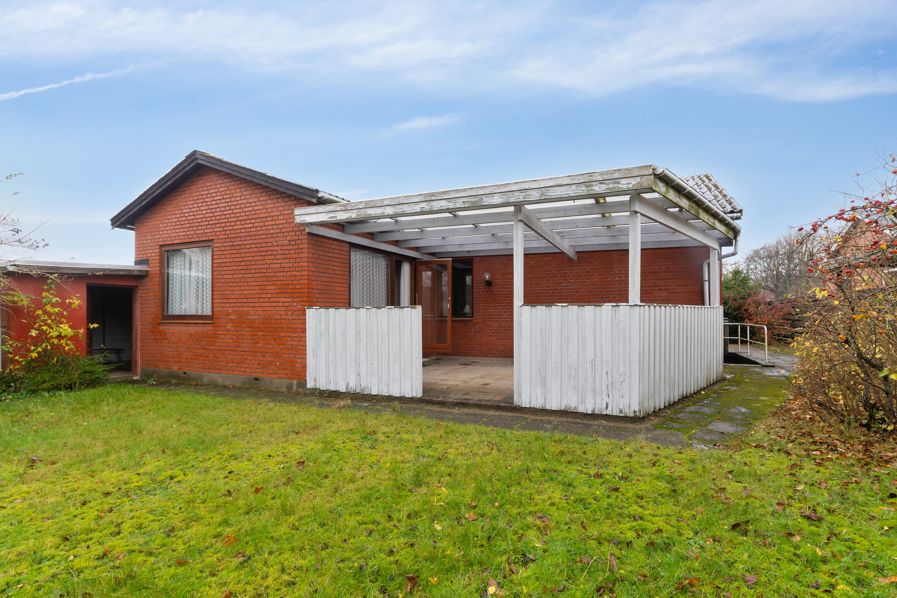 Fremhævet set fra haven billede i fuldskærmstilstand. Billede af Bispevænget 32, 9800 Hjørring