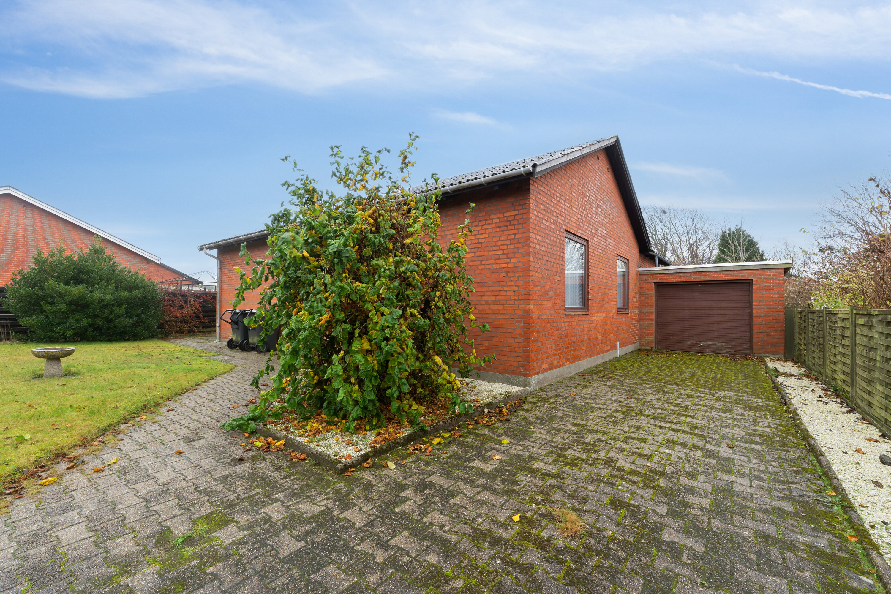 Fremhævet set fra vejen billede i fuldskærmstilstand. Billede af Bispevænget 32, 9800 Hjørring