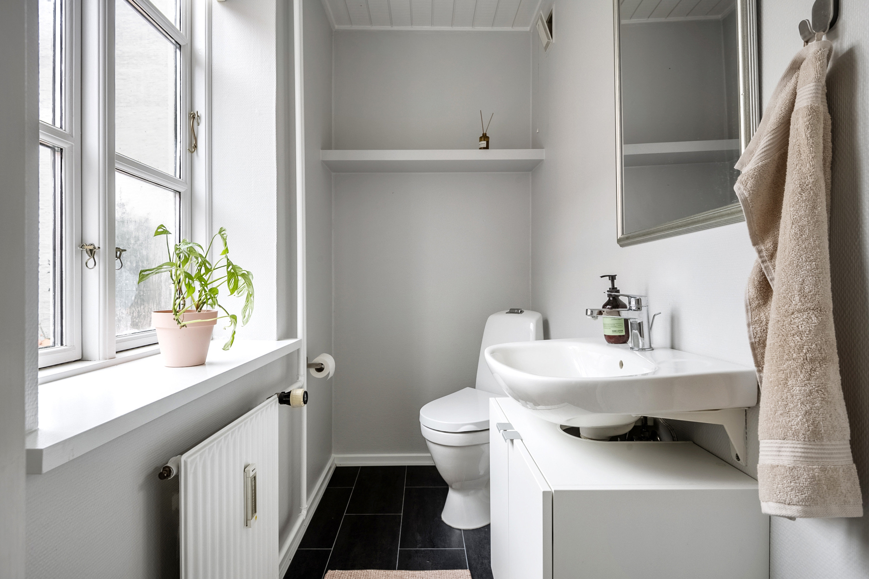 Fremhævet toilet billede i fuldskærmstilstand. Billede af Holsteinsgade 12F, 1. 3., 8300 Odder