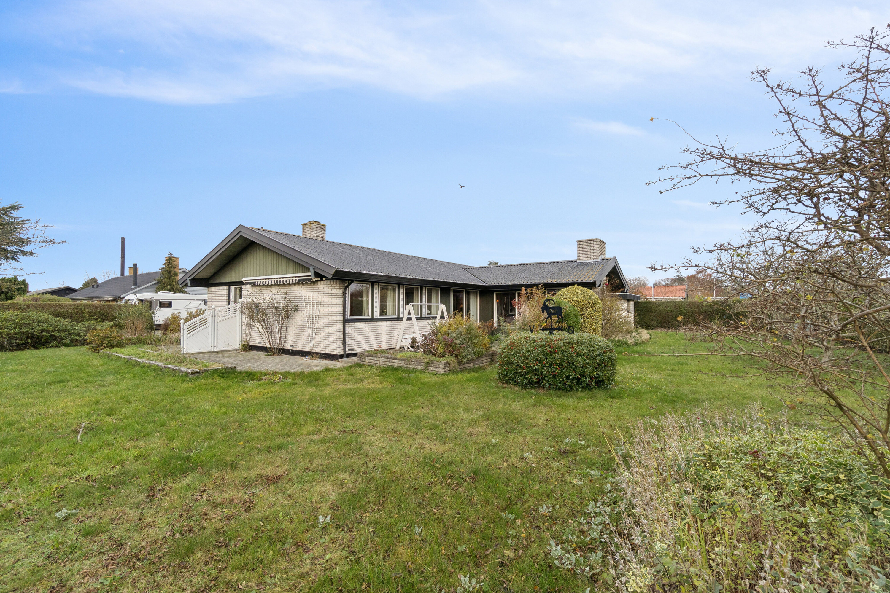 Fremhævet set fra haven billede i fuldskærmstilstand. Billede af Brombærløkken 2, 3700 Rønne