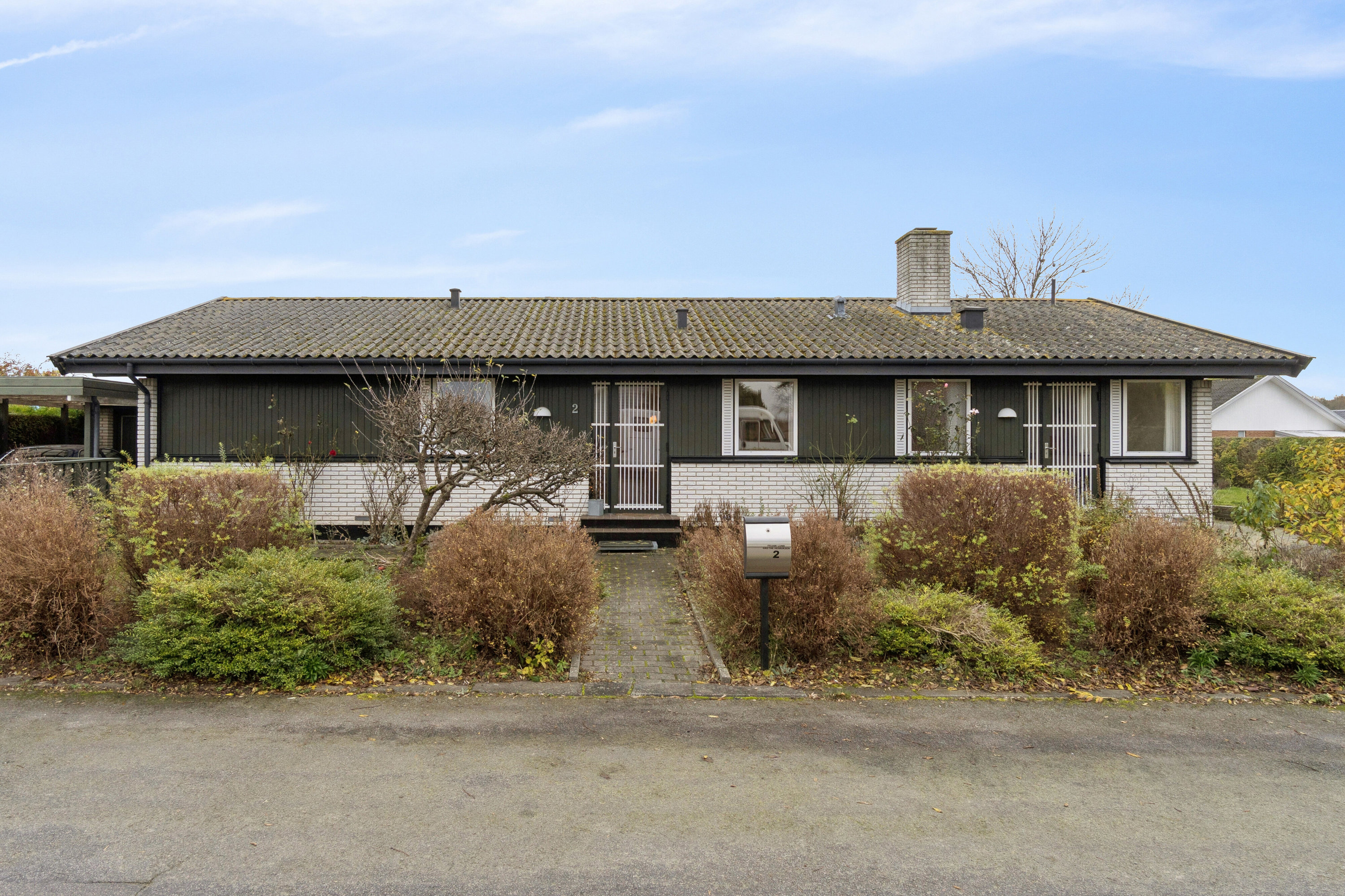 Fremhævet set fra vejen billede i fuldskærmstilstand. Billede af Brombærløkken 2, 3700 Rønne