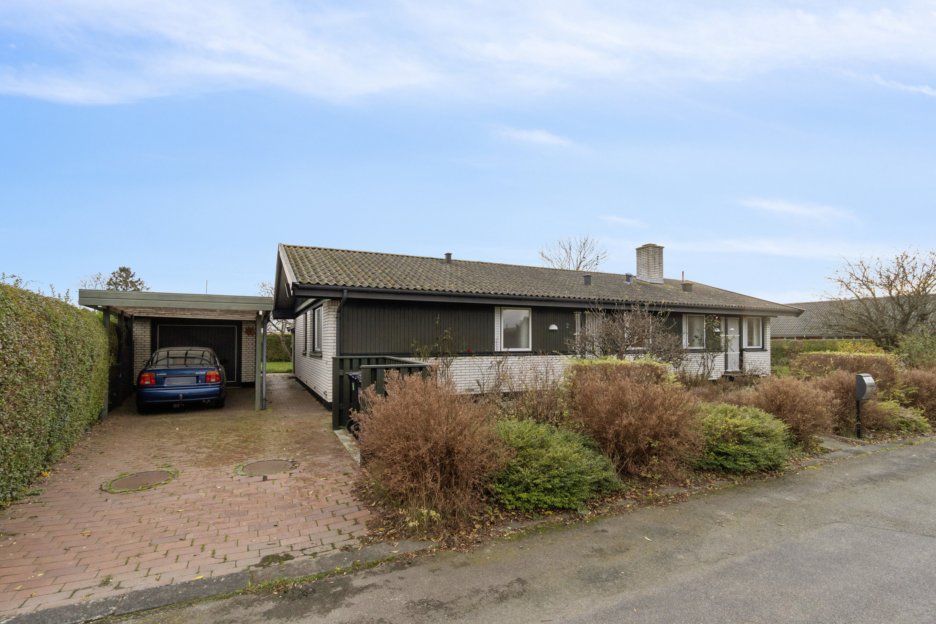 Fremhævet set fra vejen billede i fuldskærmstilstand. Billede af Brombærløkken 2, 3700 Rønne