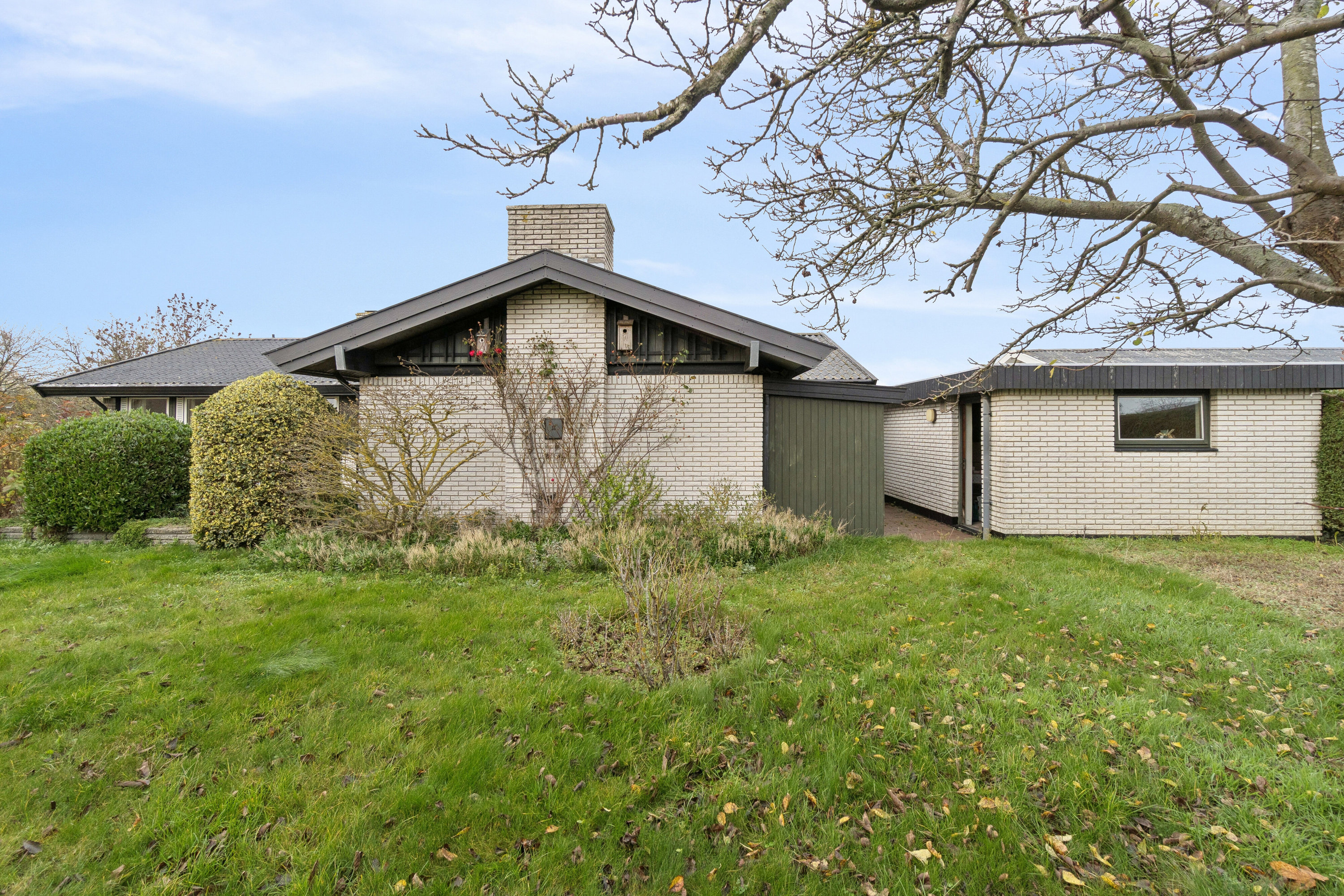 Fremhævet set fra haven billede i fuldskærmstilstand. Billede af Brombærløkken 2, 3700 Rønne