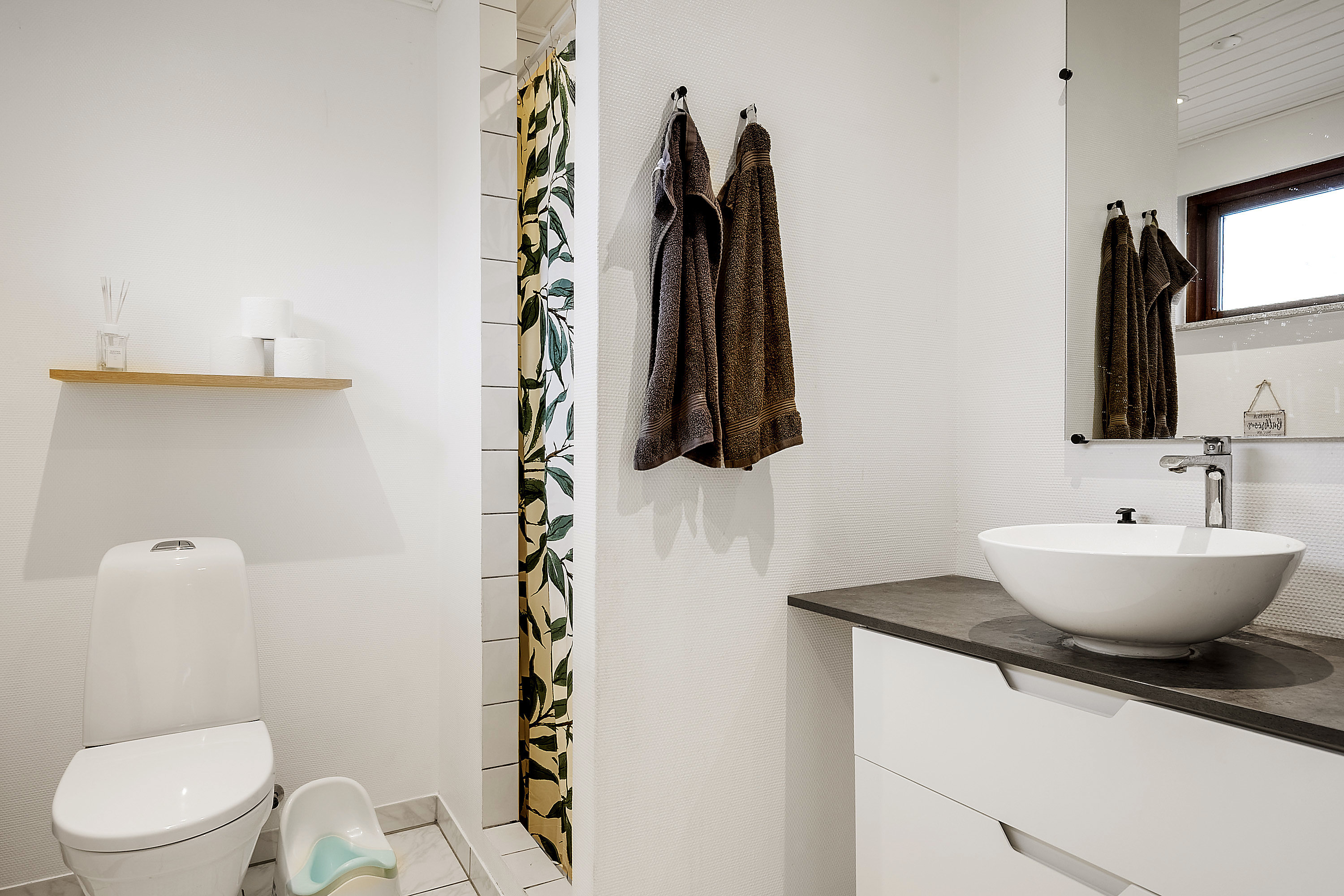 Fremhævet badeværelse billede i fuldskærmstilstand. Billede af Øderløkken 22, Seden, 5240 Odense NØ