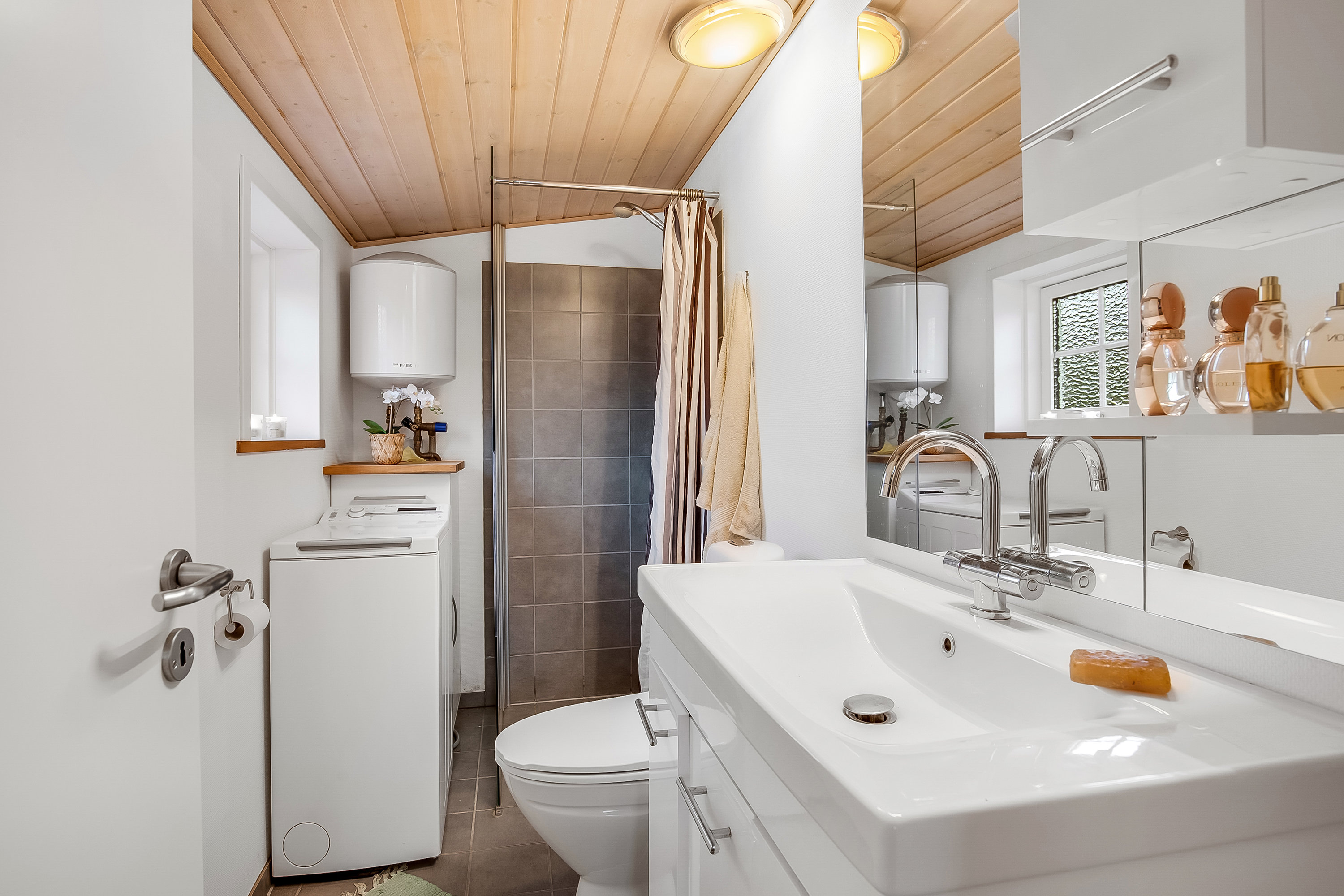 Fremhævet badeværelse billede i fuldskærmstilstand. Billede af Lavningen 8, Mindegården, 6094 Hejls