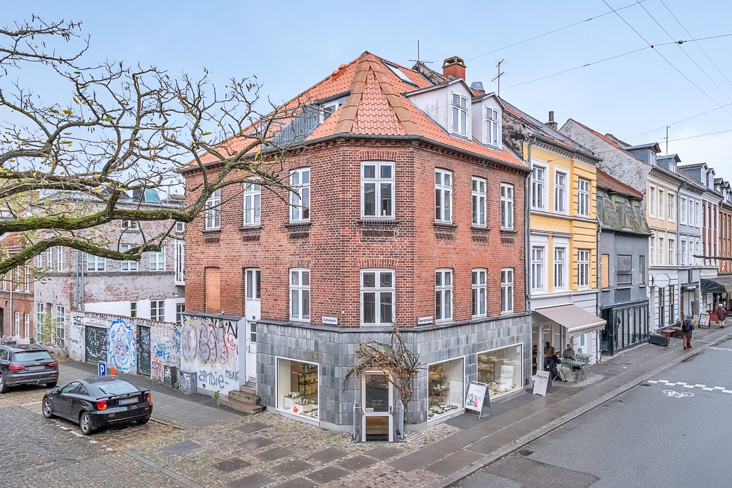 Fremhævet facade billede i fuldskærmstilstand. Billede af Dybbølgade 15, st.., 8000 Aarhus C