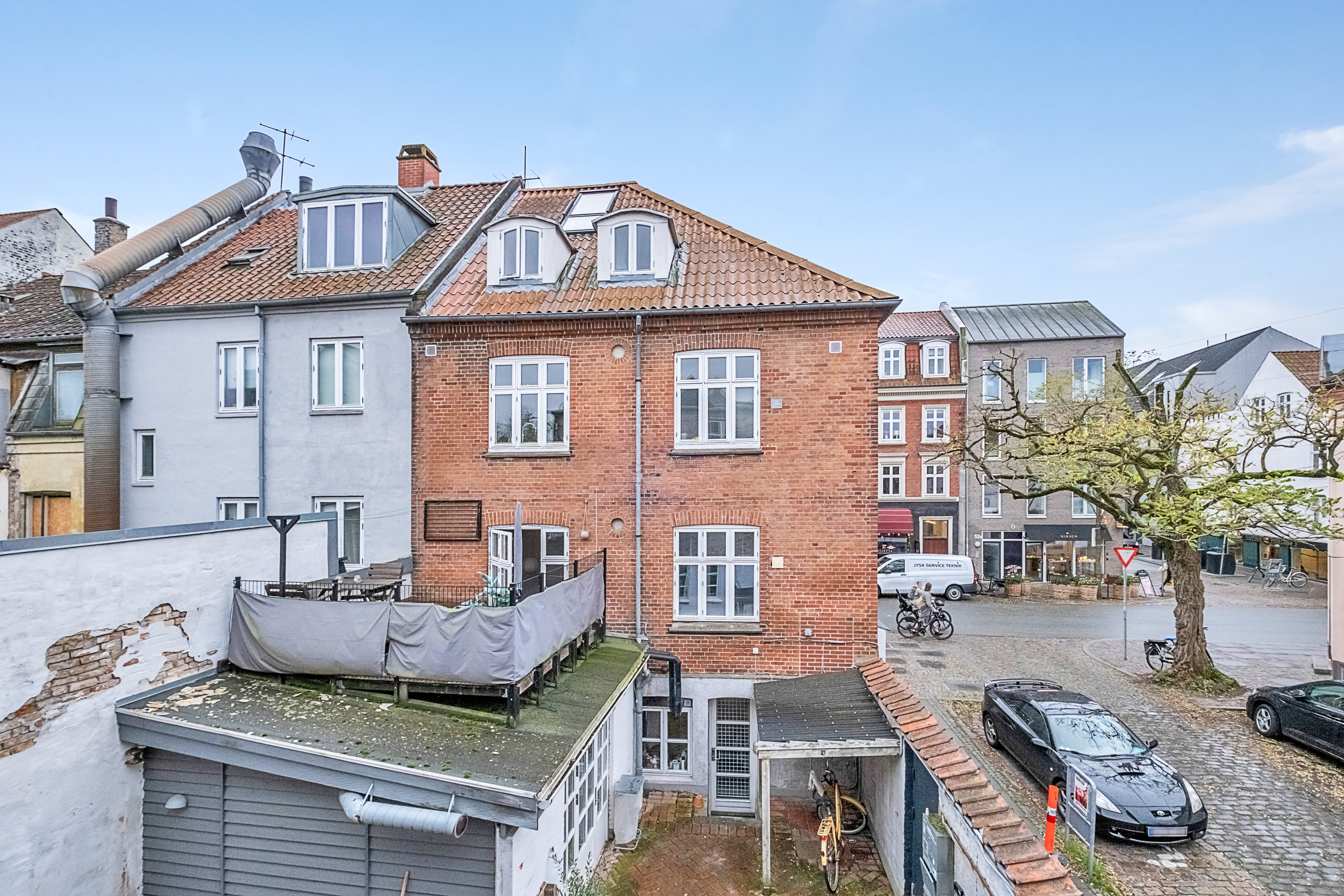 Fremhævet bag facade billede i fuldskærmstilstand. Billede af Dybbølgade 15, st.., 8000 Aarhus C