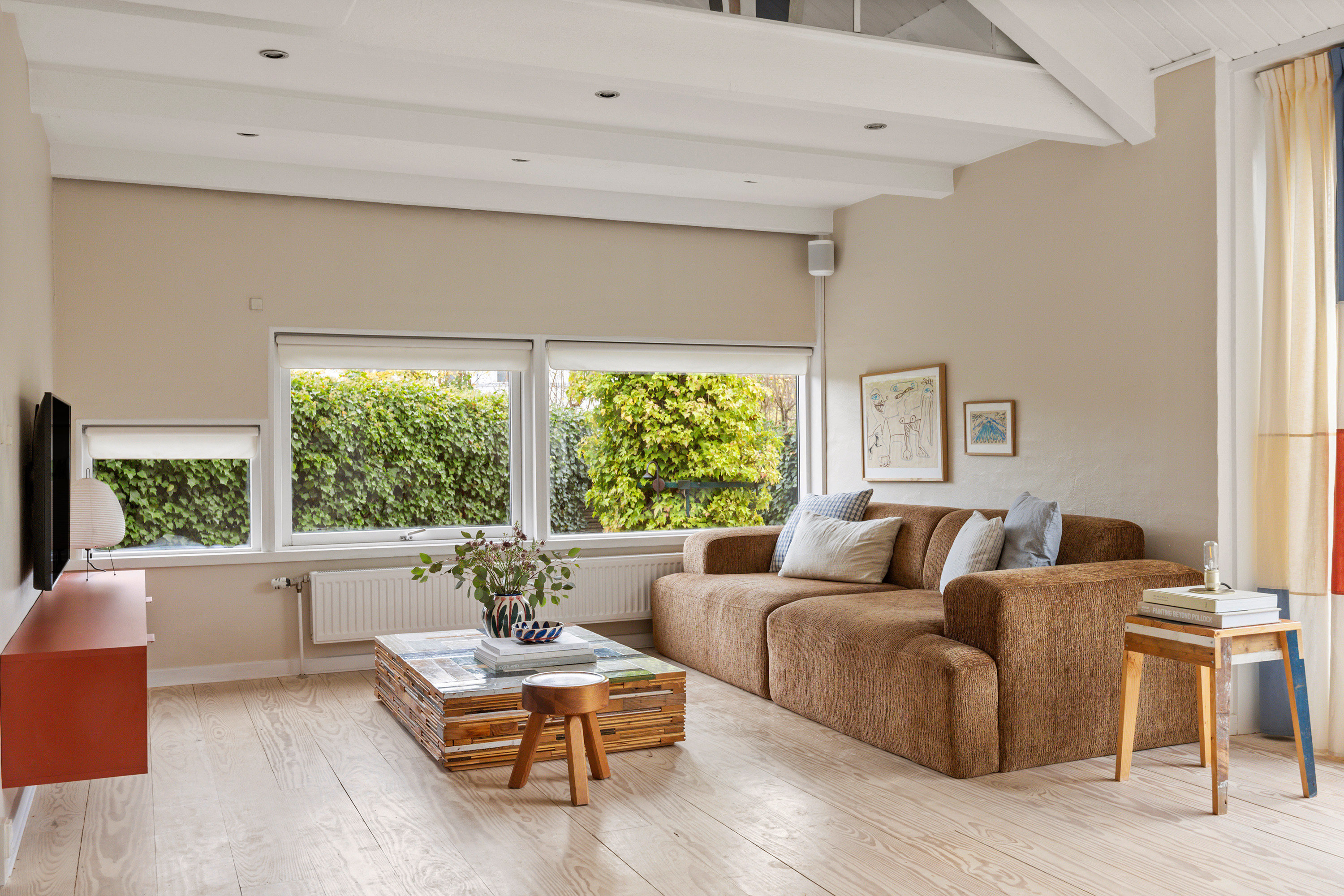 Fremhævet stue billede i fuldskærmstilstand. Billede af Klampenborgvej 10F, 2930 Klampenborg