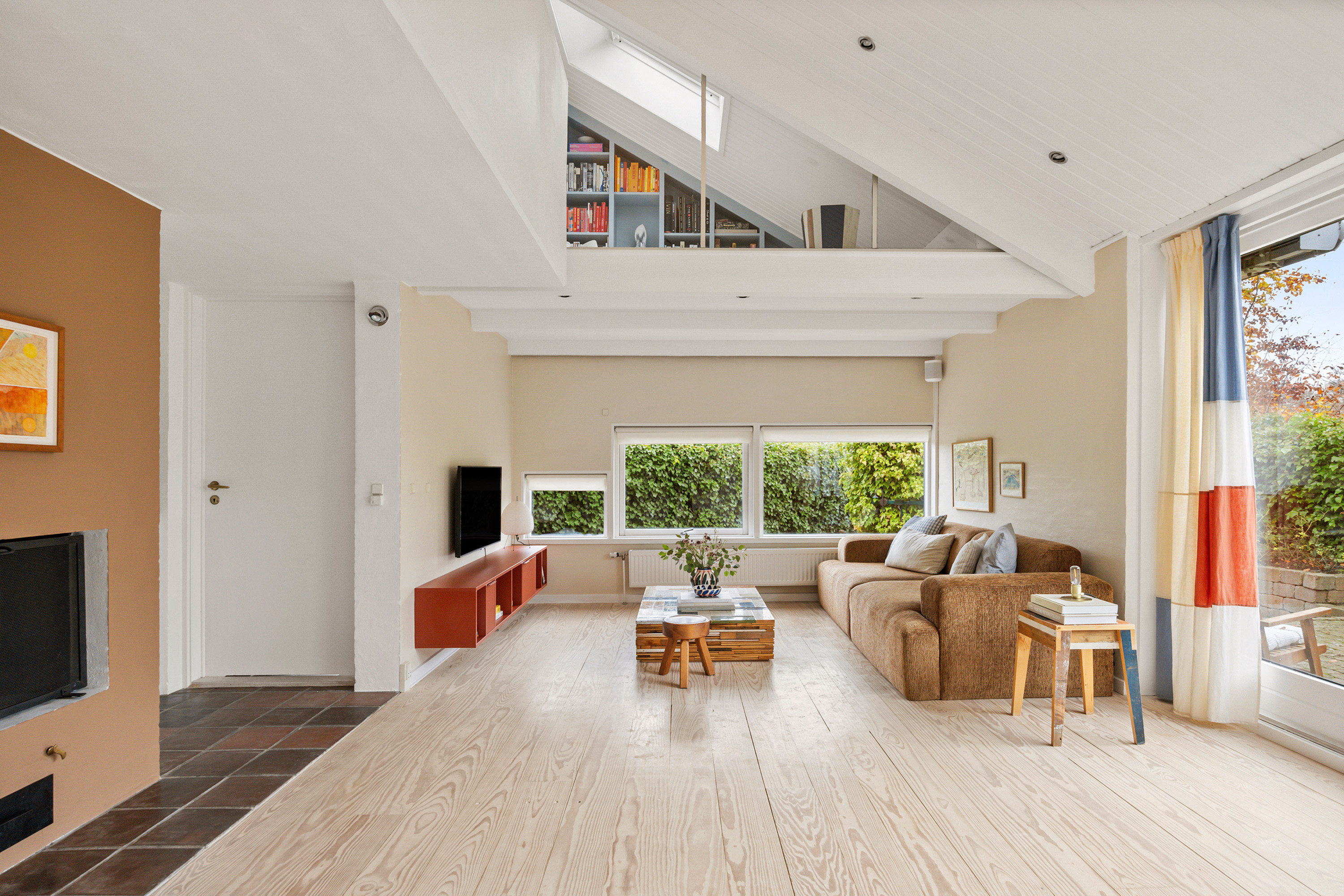 Fremhævet stue billede i fuldskærmstilstand. Billede af Klampenborgvej 10F, 2930 Klampenborg