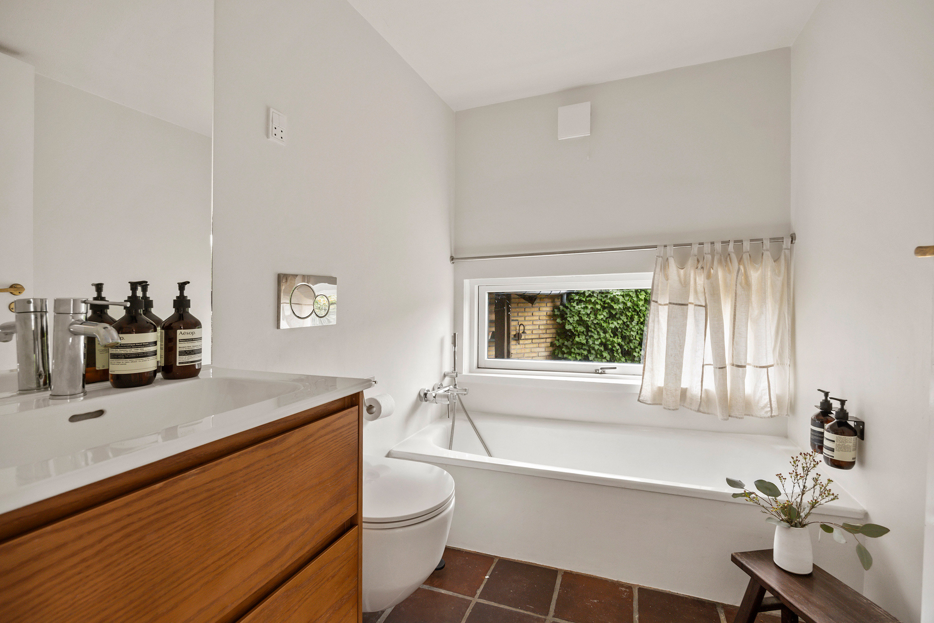 Fremhævet badeværelse billede i fuldskærmstilstand. Billede af Klampenborgvej 10F, 2930 Klampenborg