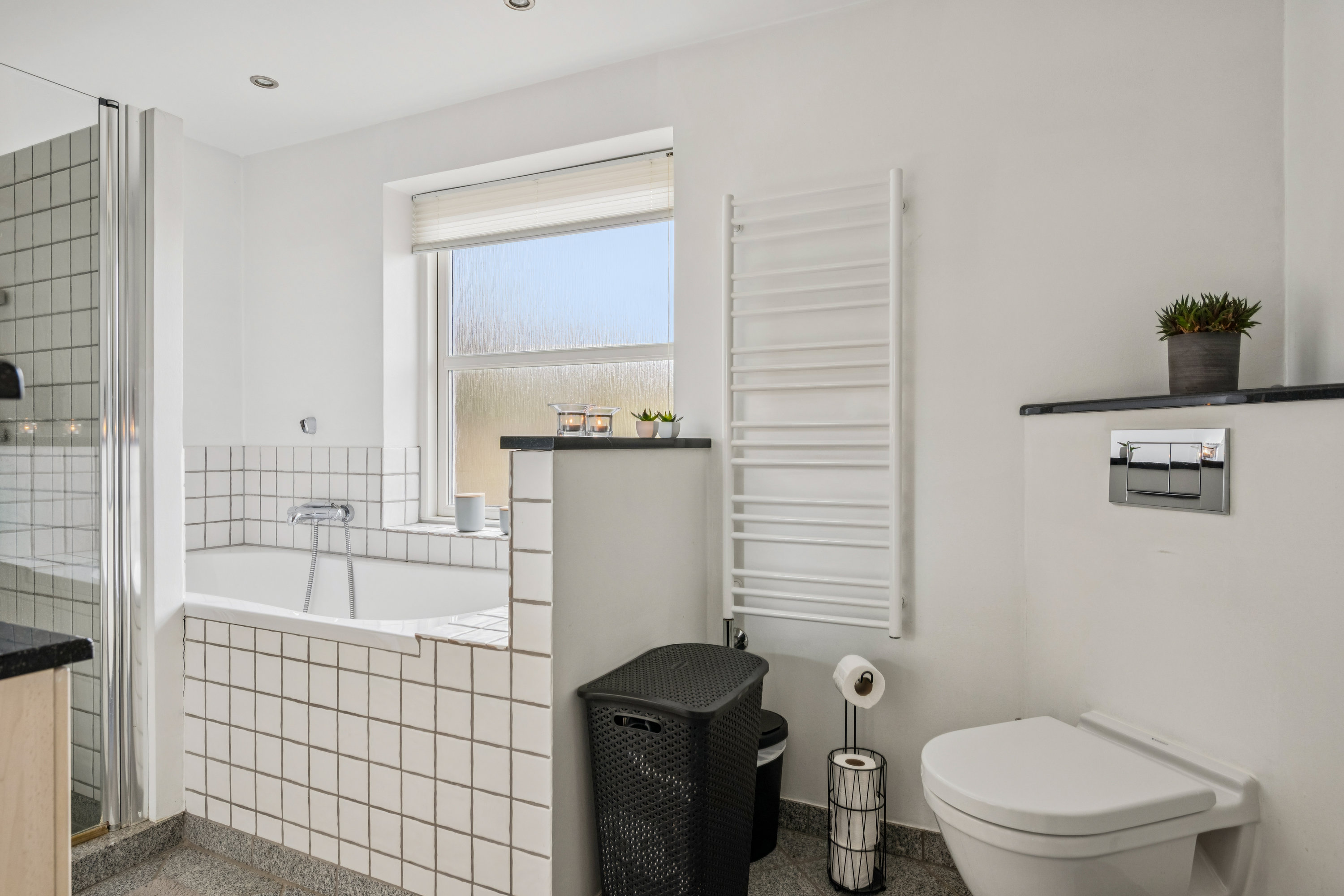 Fremhævet badeværelse billede i fuldskærmstilstand. Billede af Majsvangen 36, Boeslum, 8400 Ebeltoft