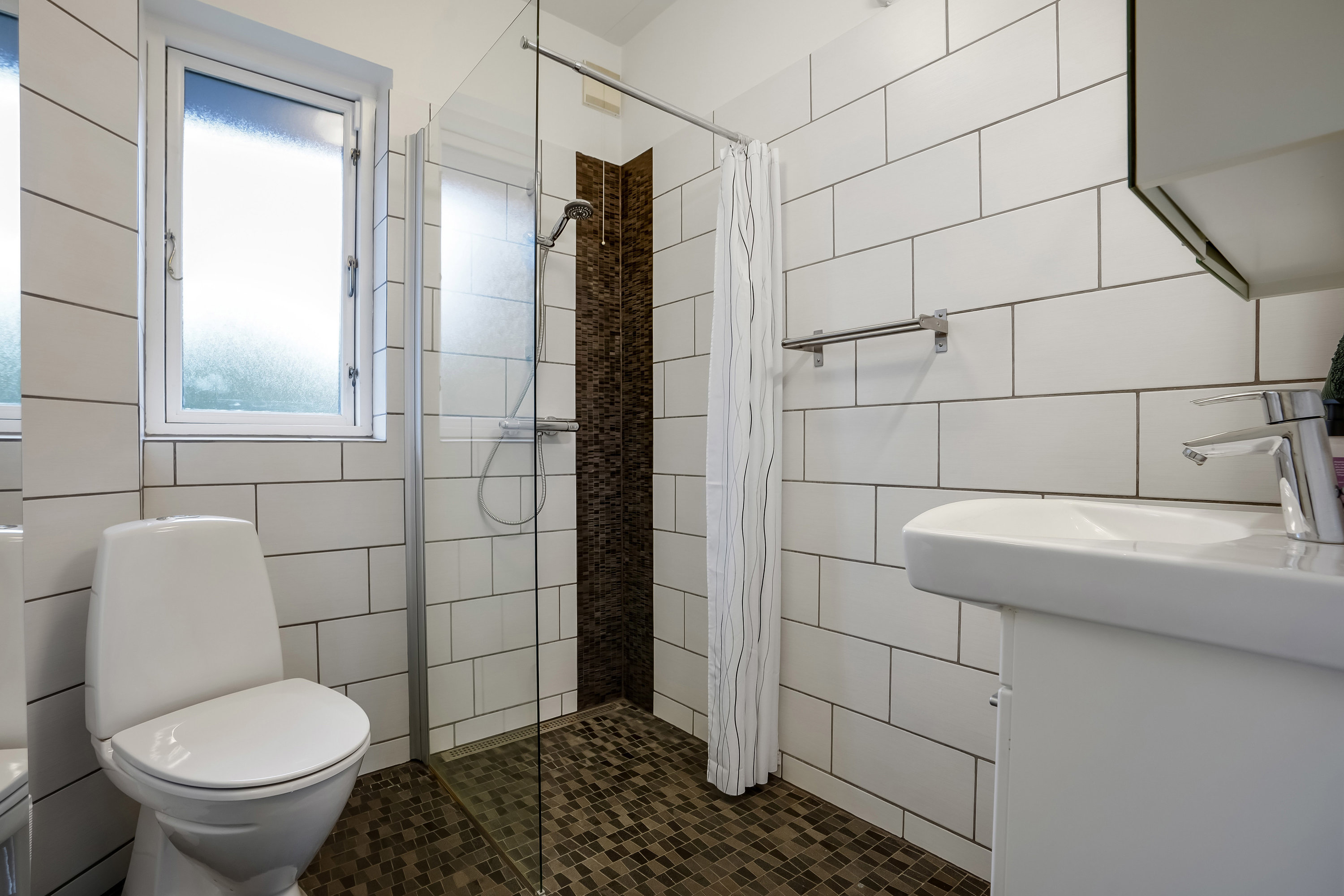 Fremhævet badeværelse billede i fuldskærmstilstand. Billede af Kåsvænget 3, Strib, 5500 Middelfart