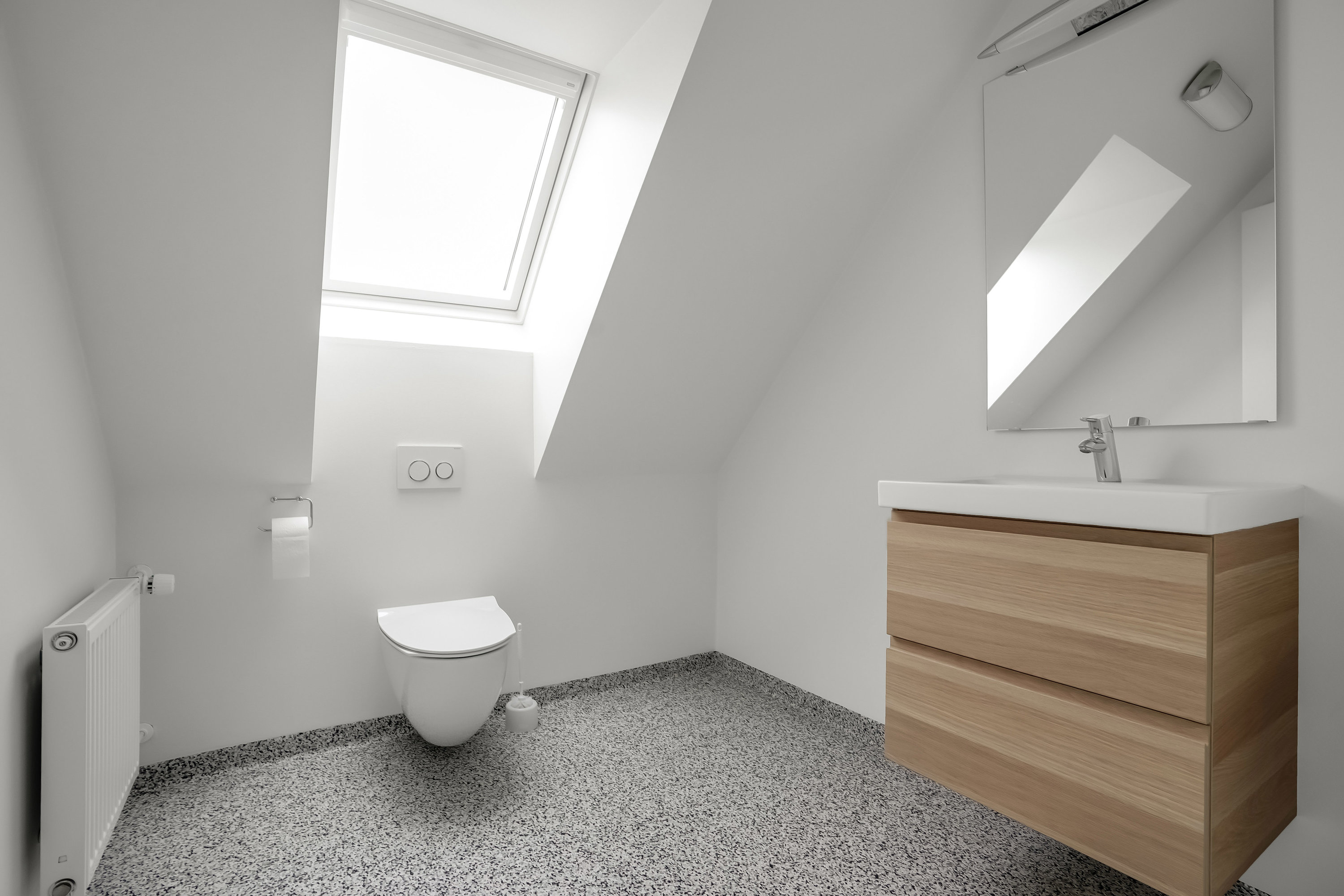 Fremhævet toilet billede i fuldskærmstilstand. Billede af Kåsvænget 3, Strib, 5500 Middelfart