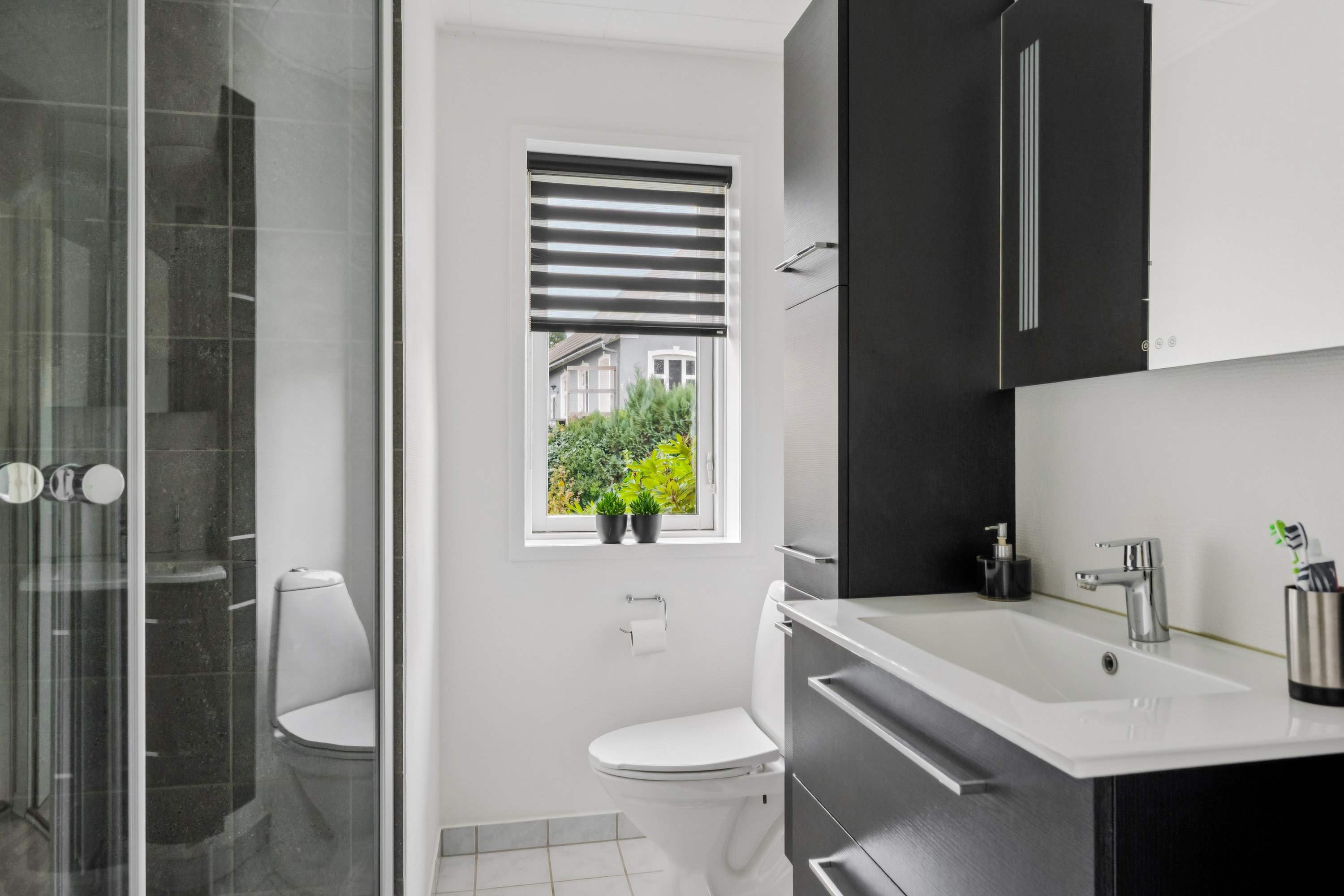 Fremhævet badeværelse billede i fuldskærmstilstand. Billede af Munkebakken 14, 8400 Ebeltoft