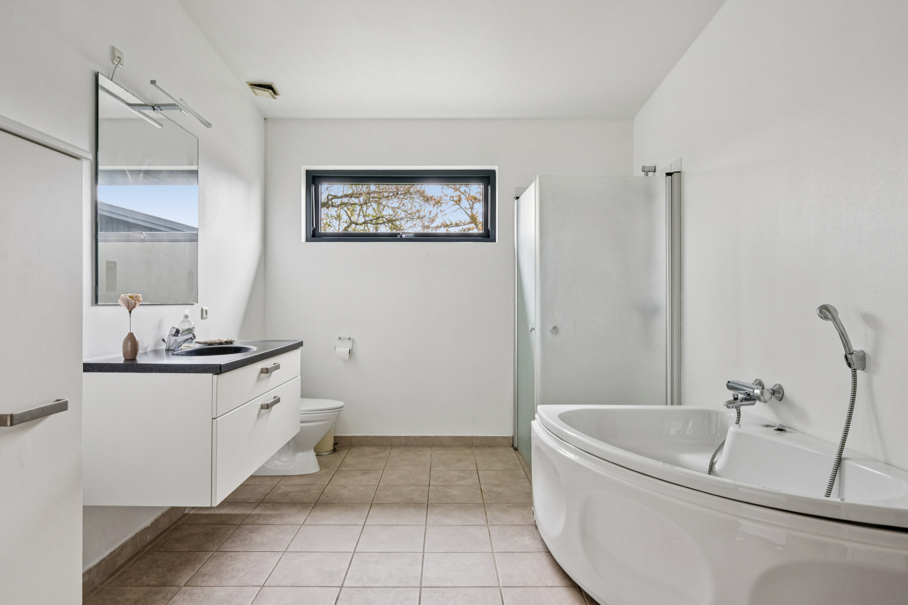 Fremhævet badeværelse billede i fuldskærmstilstand. Billede af Ligustervej 8, Egsmark Strand, 8400 Ebeltoft