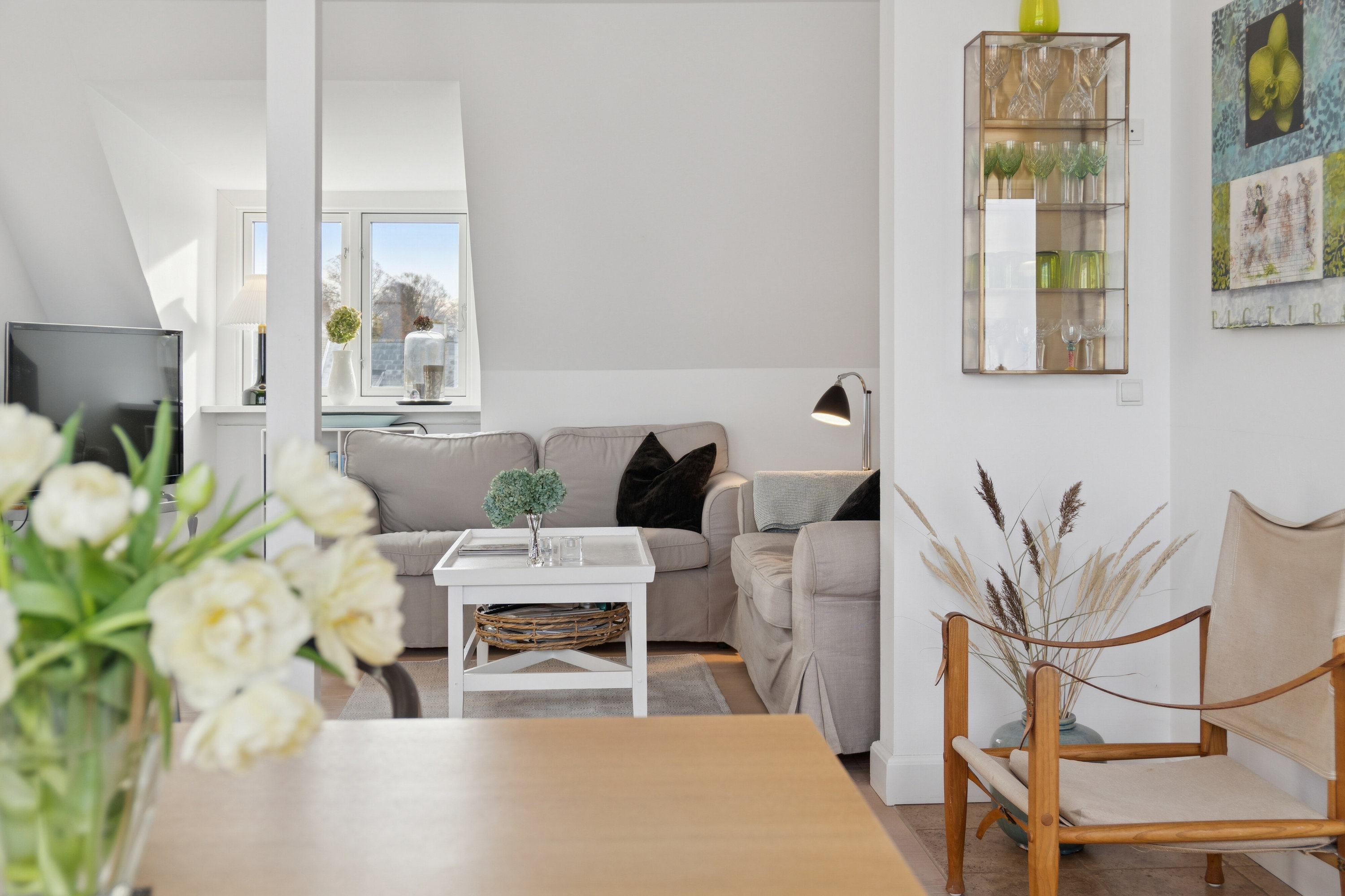 Fremhævet stue 2. sal  billede i fuldskærmstilstand. Billede af Nordre Strandvej 322A, 3100 Hornbæk