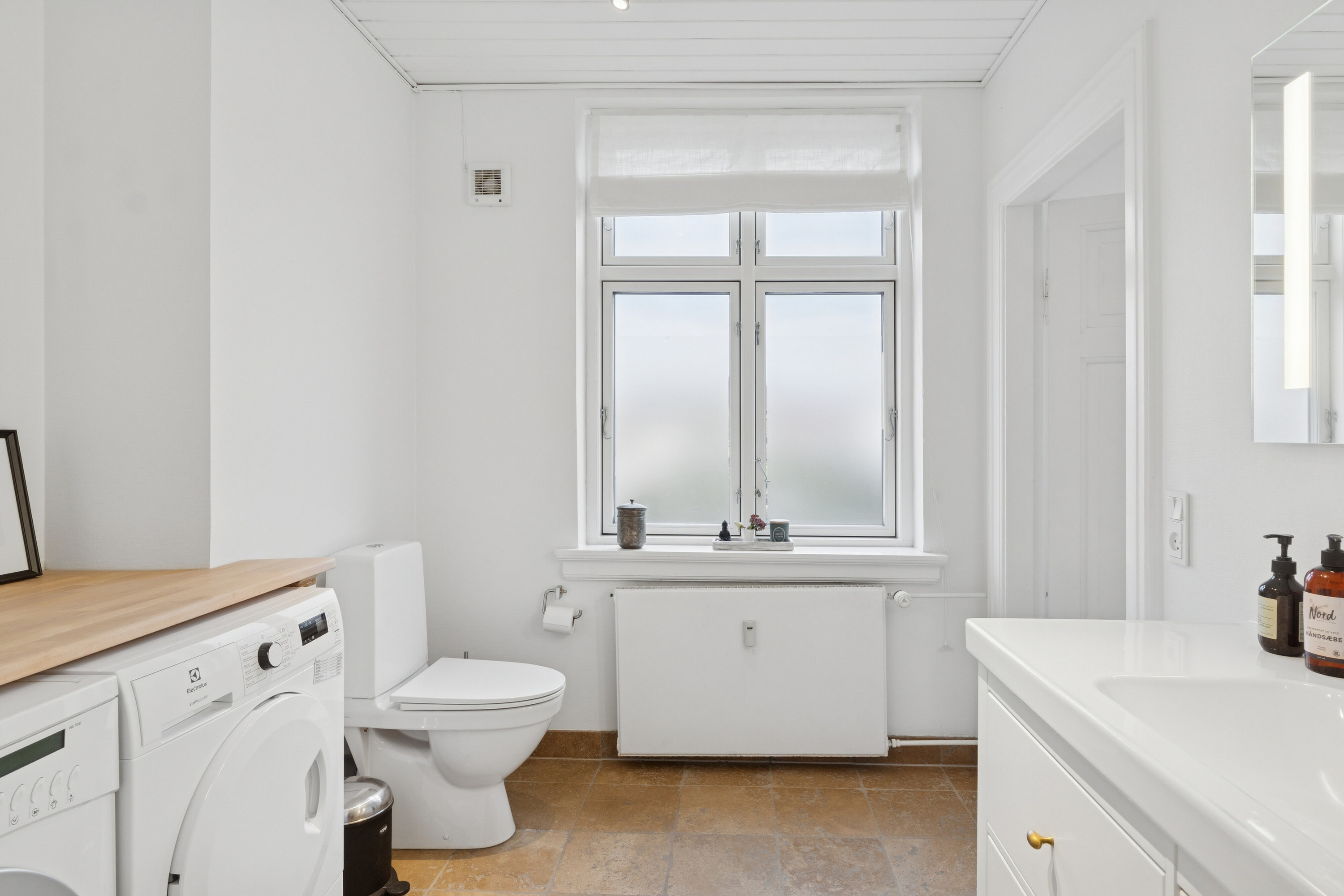 Fremhævet badeværelse 1. sal  billede i fuldskærmstilstand. Billede af Nordre Strandvej 322A, 3100 Hornbæk