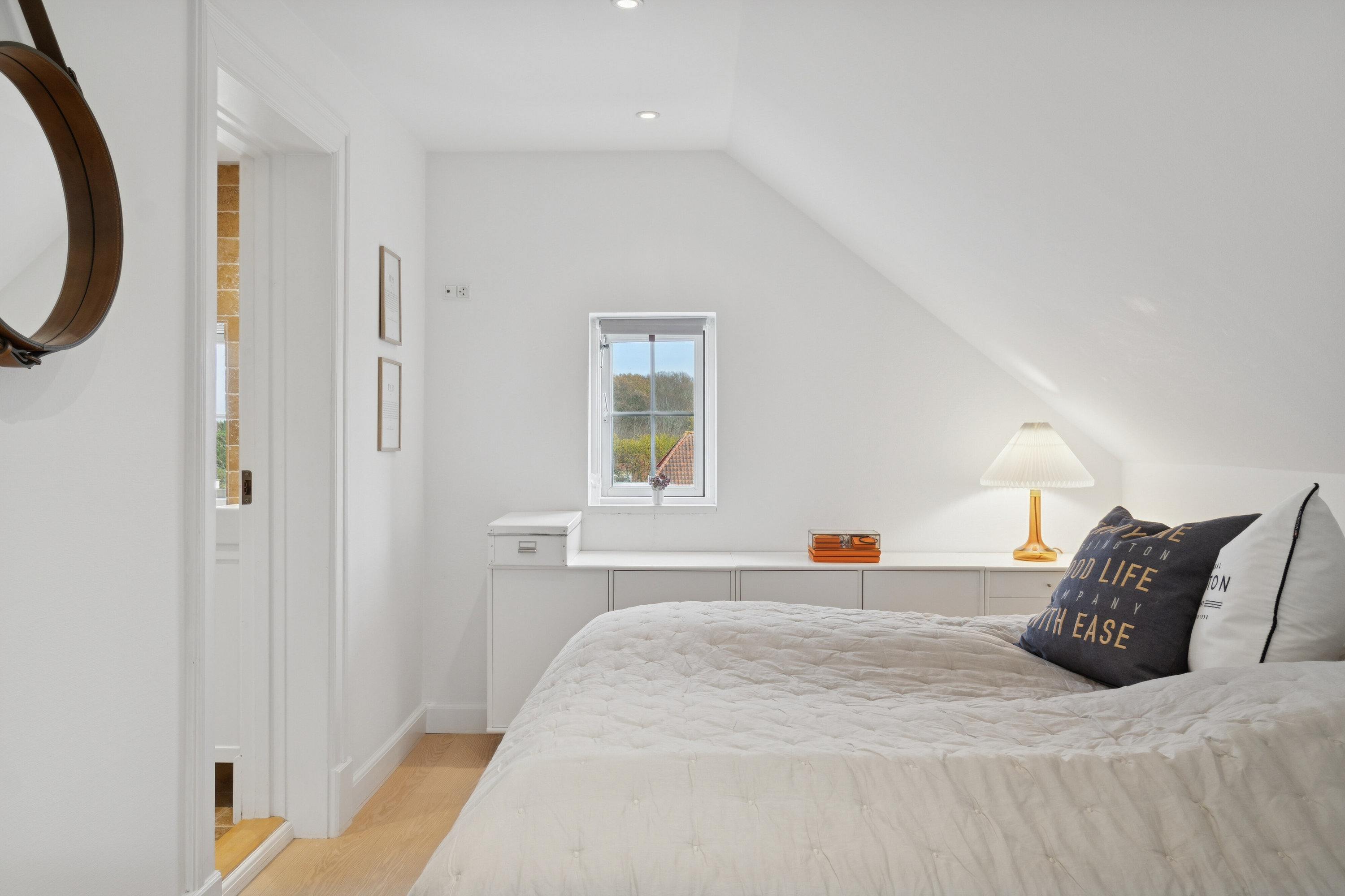 Fremhævet soveværelse 2. sal  billede i fuldskærmstilstand. Billede af Nordre Strandvej 322A, 3100 Hornbæk