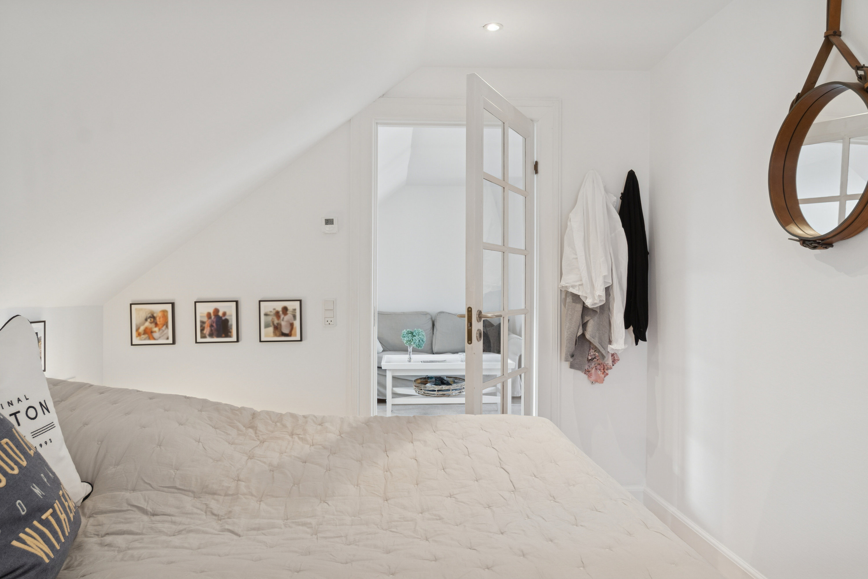 Fremhævet soveværelse 2. sal  billede i fuldskærmstilstand. Billede af Nordre Strandvej 322A, 3100 Hornbæk