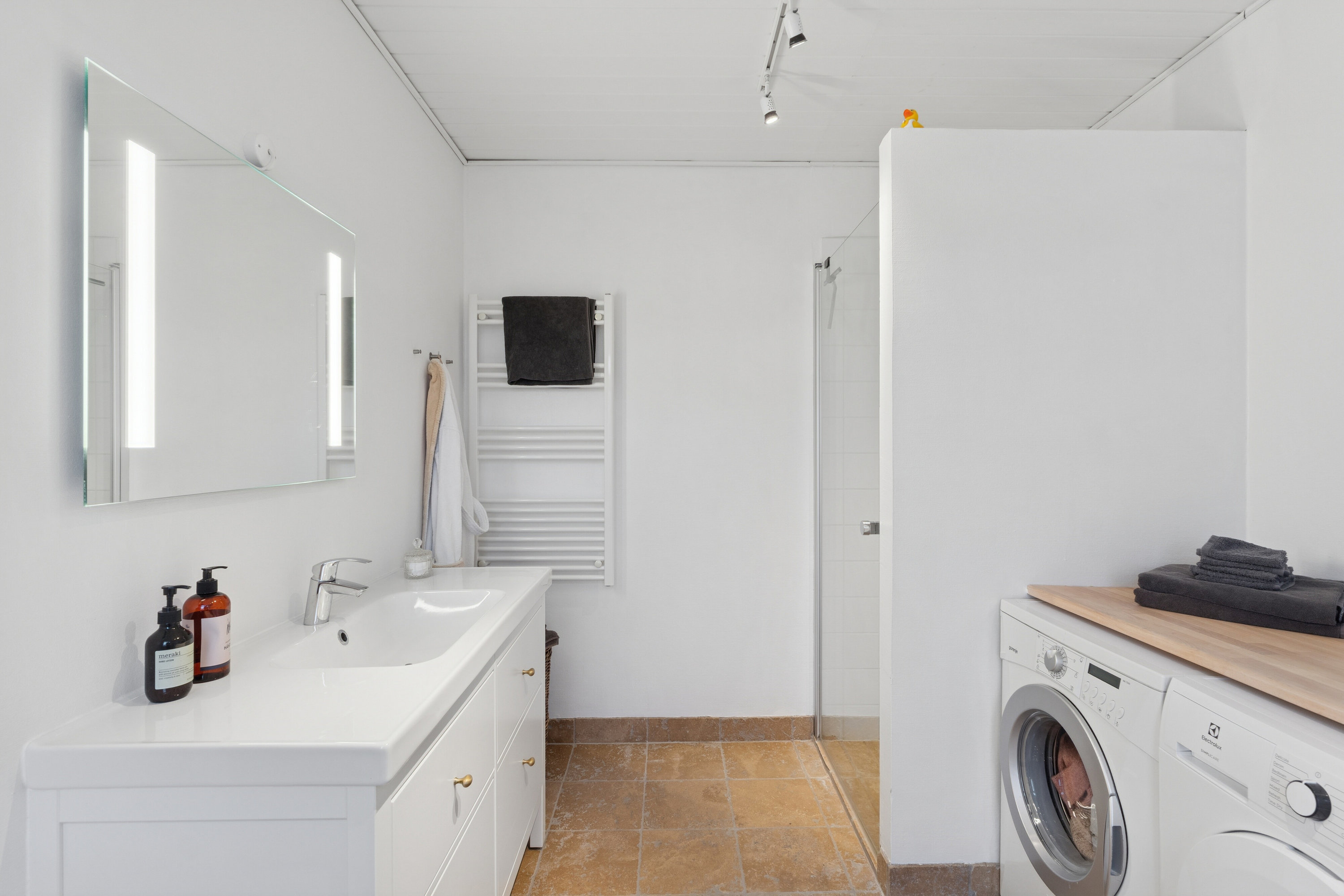 Fremhævet badeværelse 1. sal  billede i fuldskærmstilstand. Billede af Nordre Strandvej 322A, 3100 Hornbæk