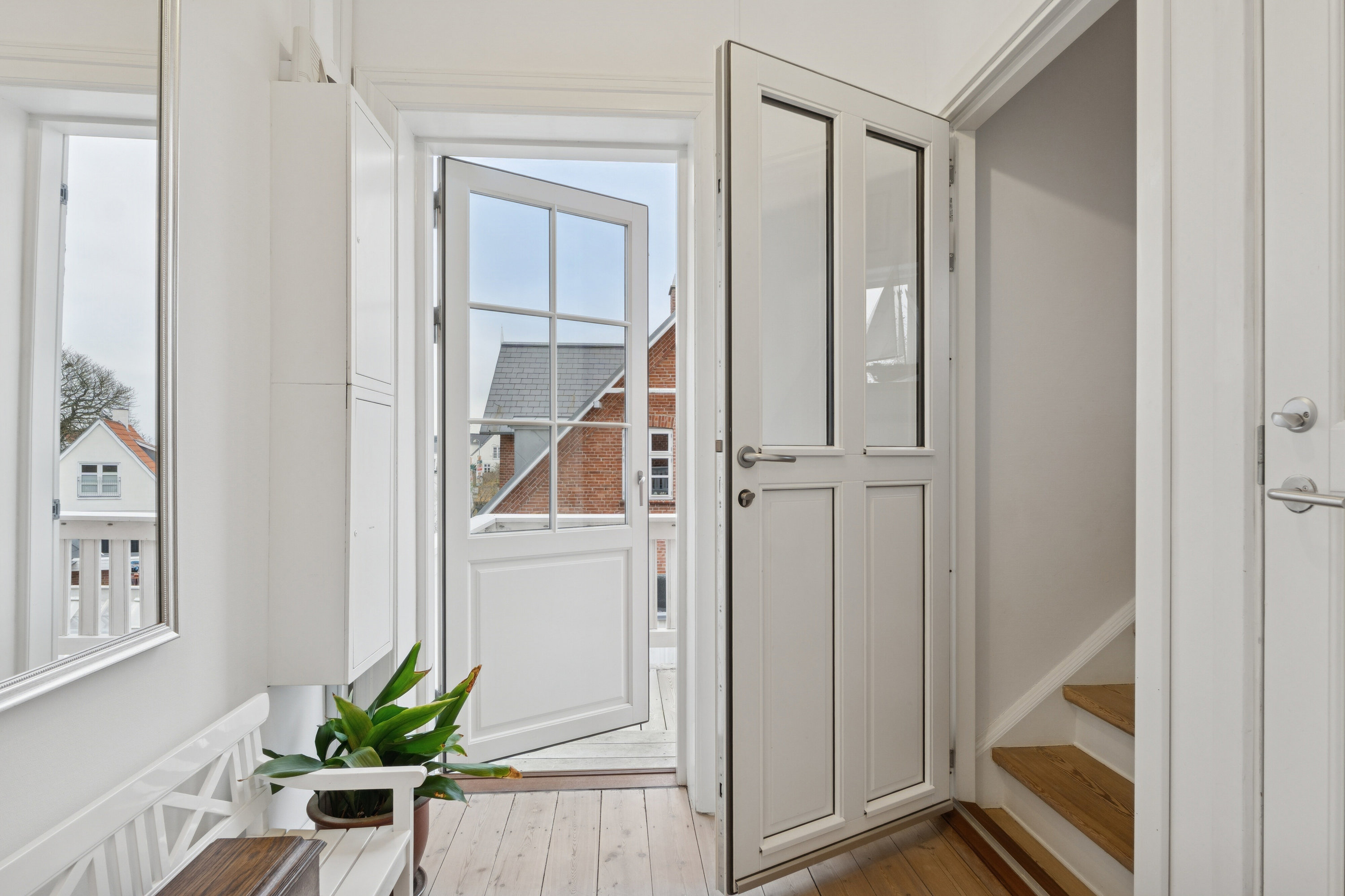 Fremhævet entré 1. sal  billede i fuldskærmstilstand. Billede af Nordre Strandvej 322A, 3100 Hornbæk