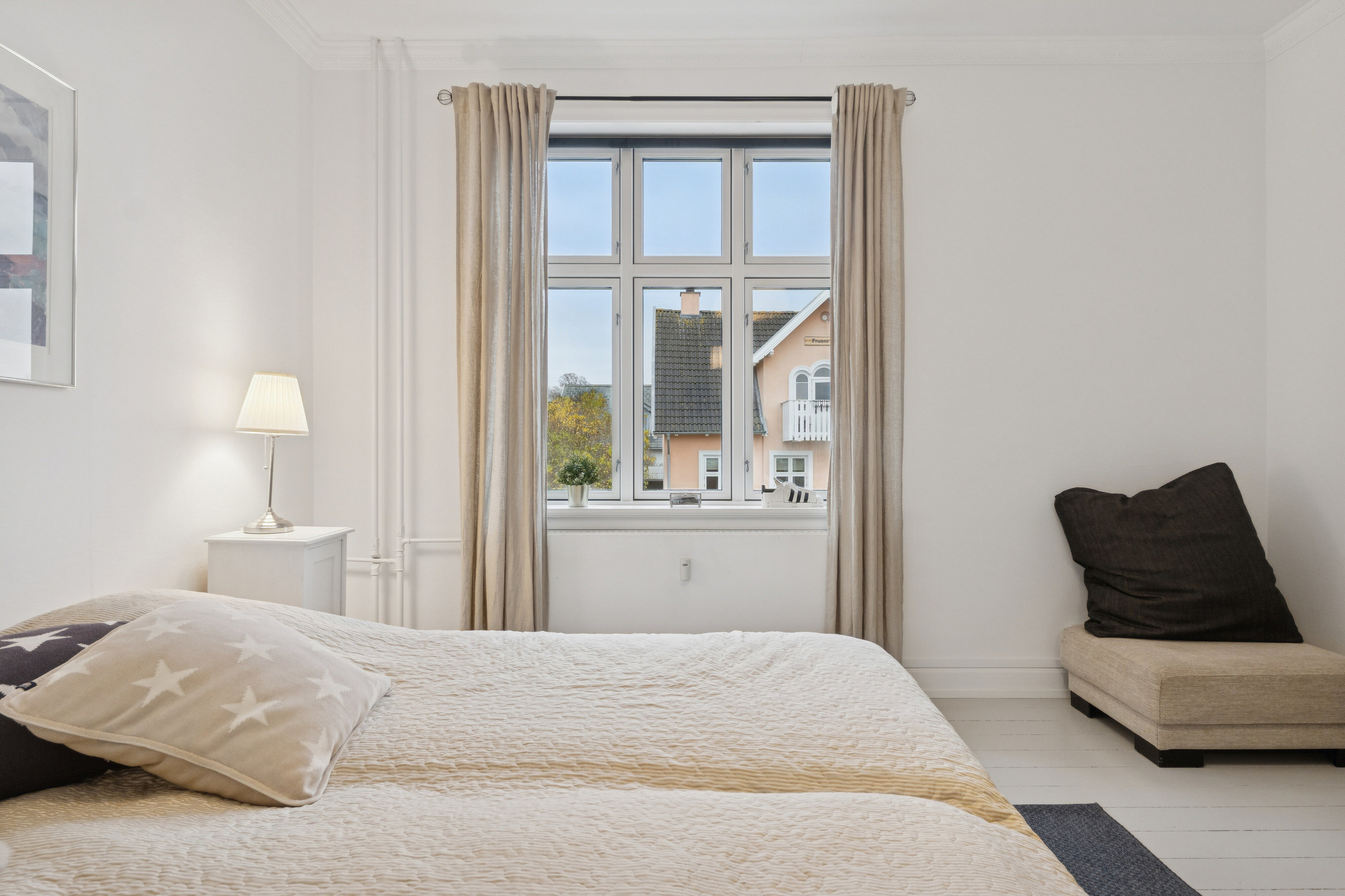 Fremhævet soveværelse 1. sal  billede i fuldskærmstilstand. Billede af Nordre Strandvej 322A, 3100 Hornbæk