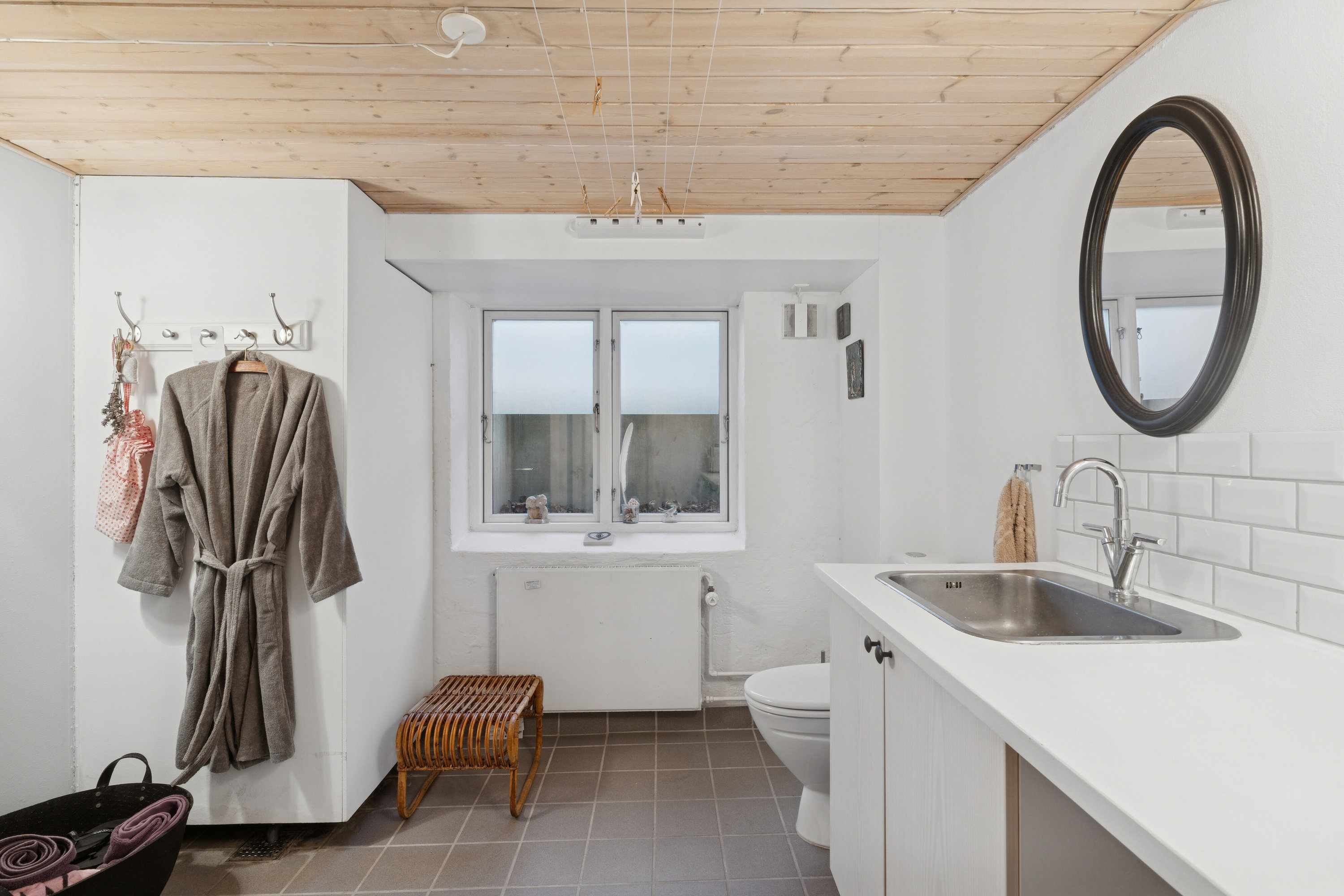 Fremhævet badeværelse i kælder  billede i fuldskærmstilstand. Billede af Nordre Strandvej 322A, 3100 Hornbæk