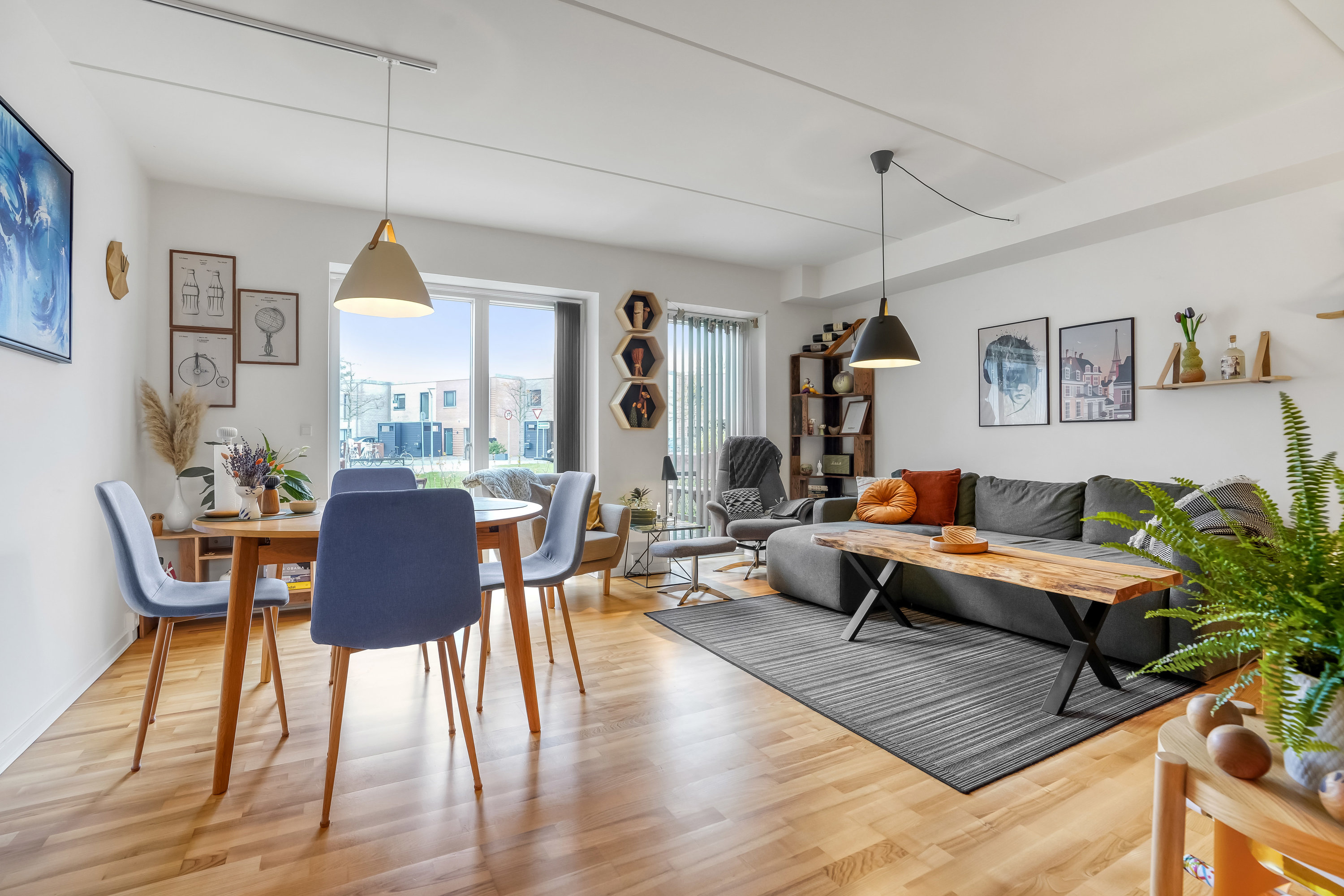 Fremhævet stue billede i fuldskærmstilstand. Billede af Hibiscusvej 82, 5200 Odense V