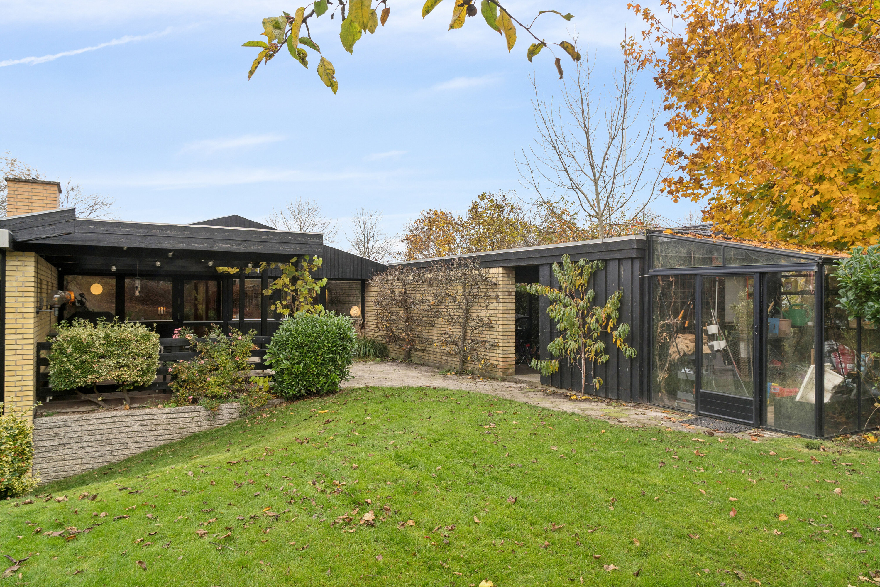 Fremhævet set fra haven billede i fuldskærmstilstand. Billede af Odensevej 58, Himmelev, 4000 Roskilde