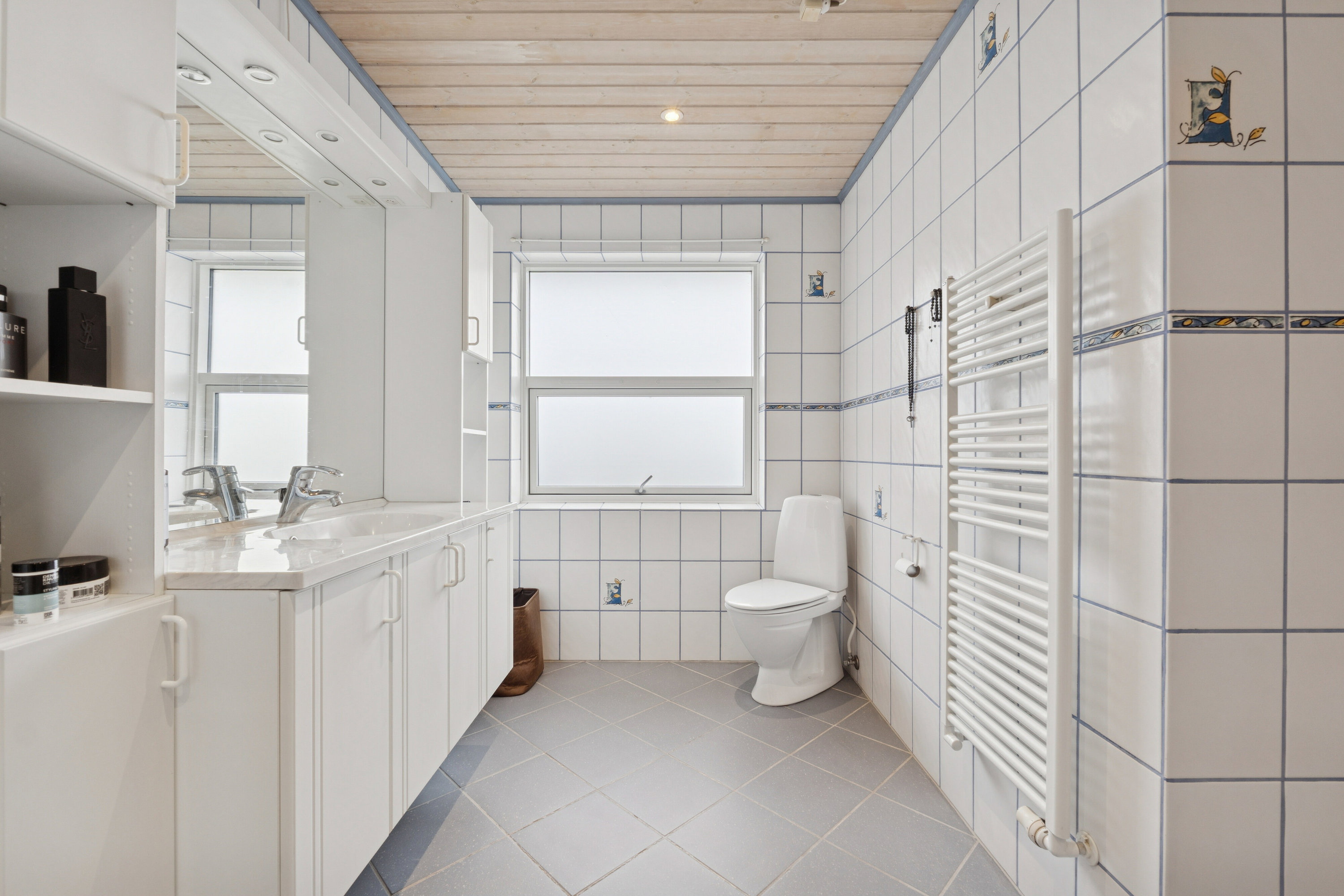 Fremhævet badeværelse billede i fuldskærmstilstand. Billede af Hjortevænget 138, 5800 Nyborg