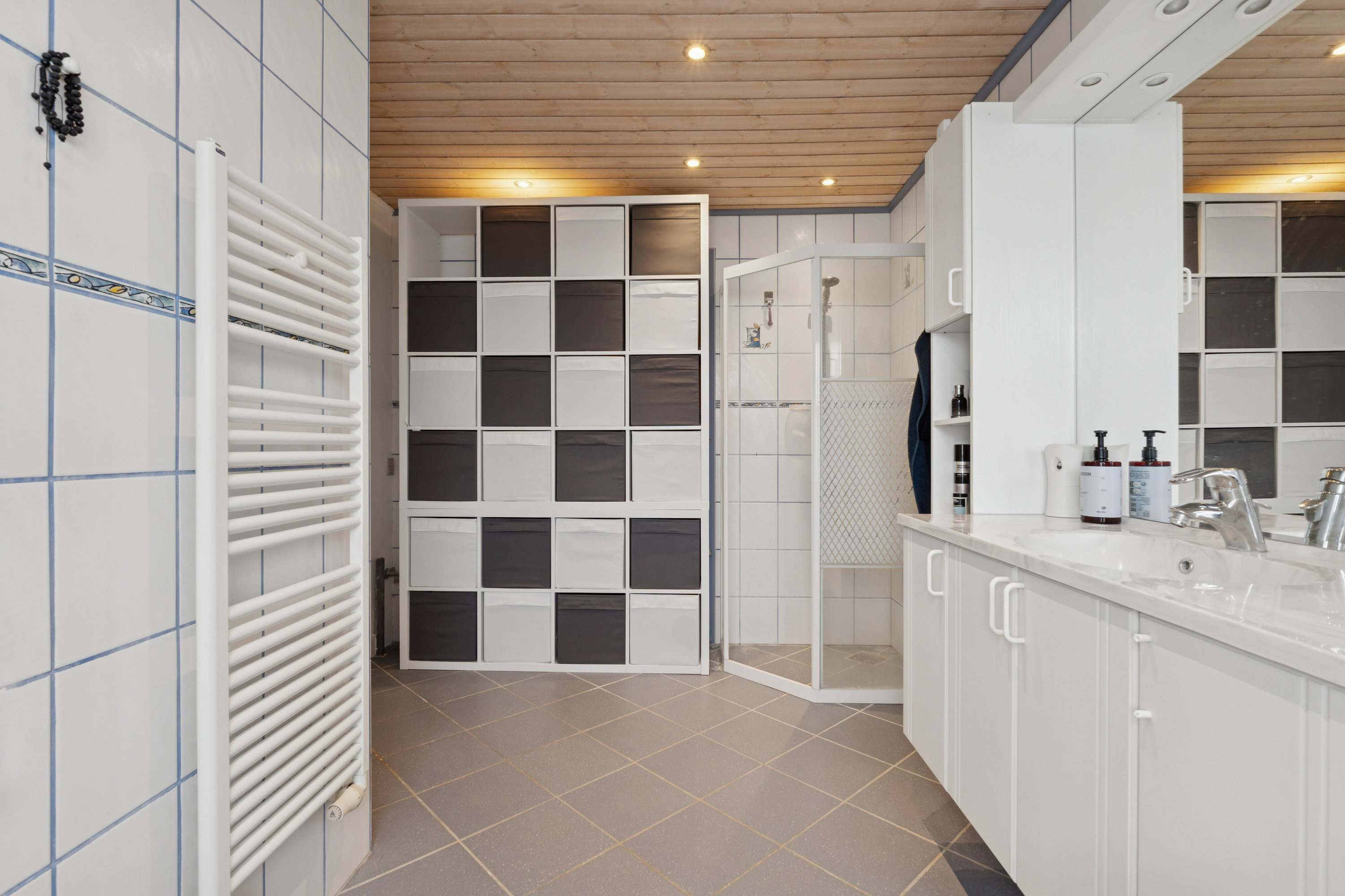 Fremhævet badeværelse billede i fuldskærmstilstand. Billede af Hjortevænget 138, 5800 Nyborg