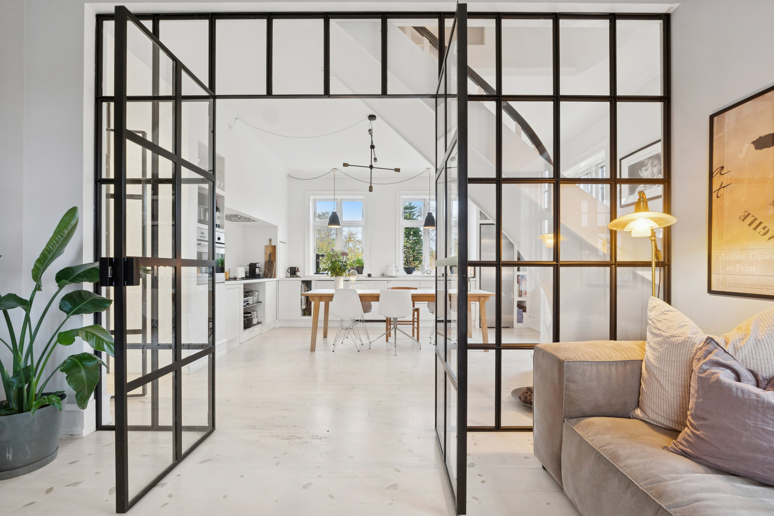 Fremhævet stue billede i fuldskærmstilstand. Billede af Caroline Amalie Vej 72, 1., 2800 Kongens Lyngby