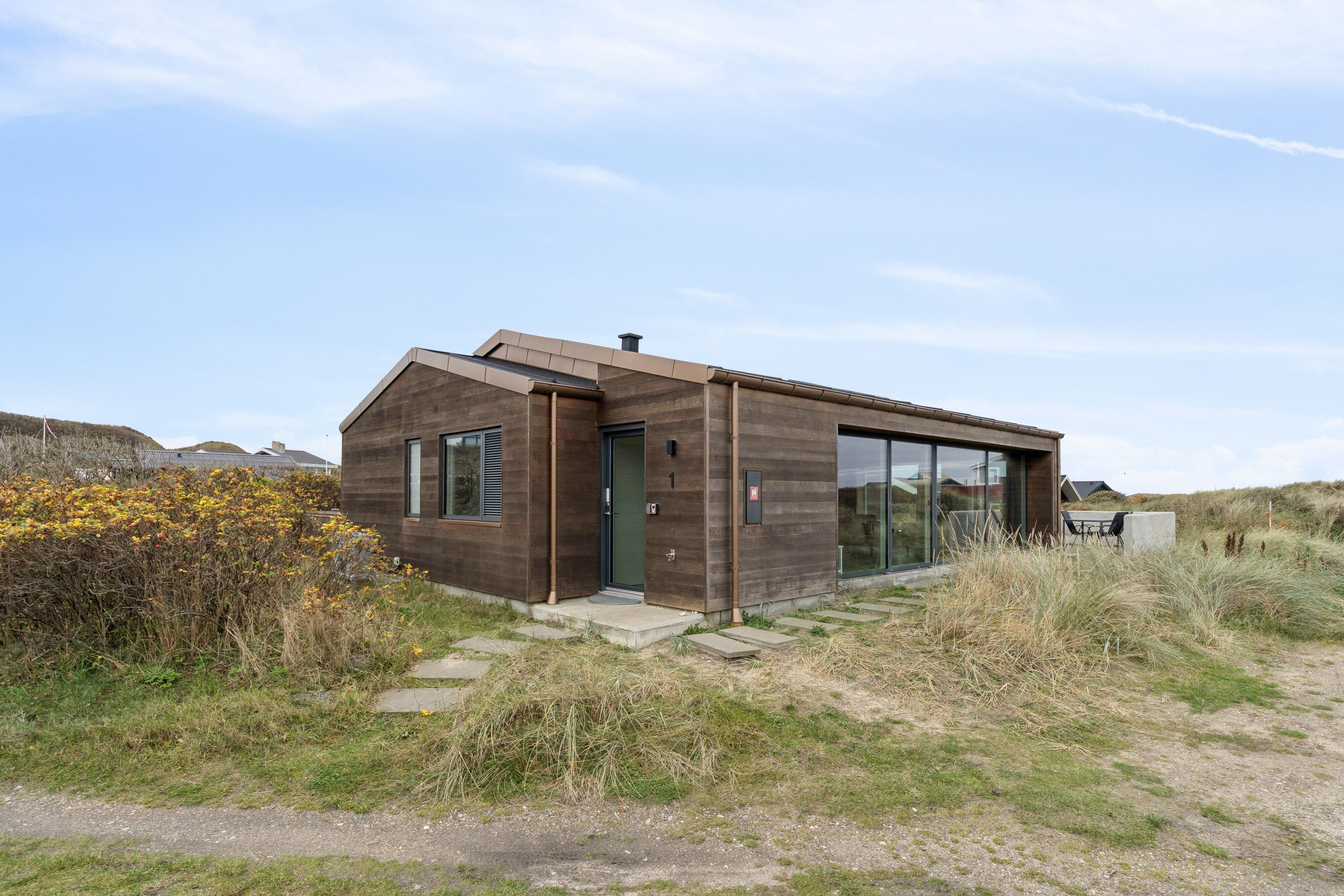 Fremhævet set fra vejen billede i fuldskærmstilstand. Billede af Bækrenden 1, Lønstrup, 9800 Hjørring