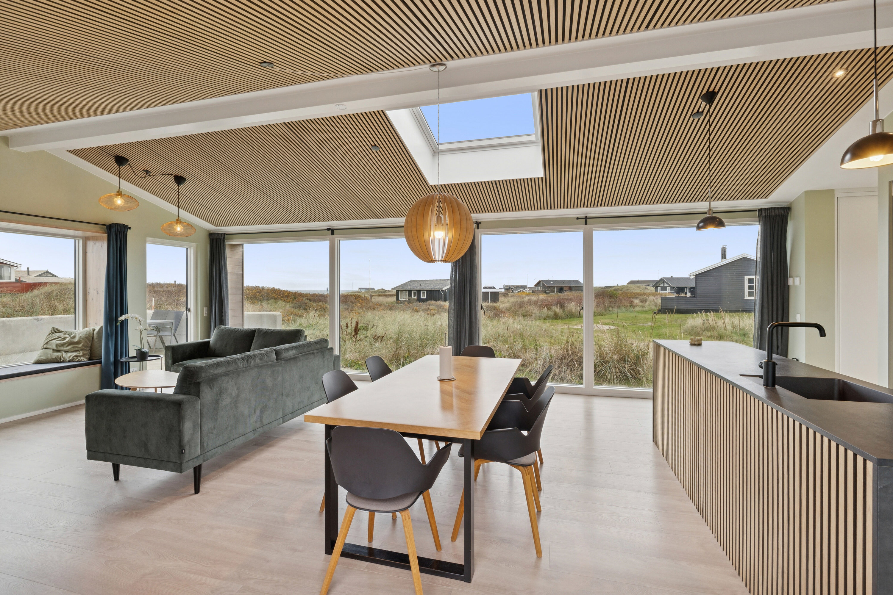 Fremhævet spisestue billede i fuldskærmstilstand. Billede af Bækrenden 1, Lønstrup, 9800 Hjørring