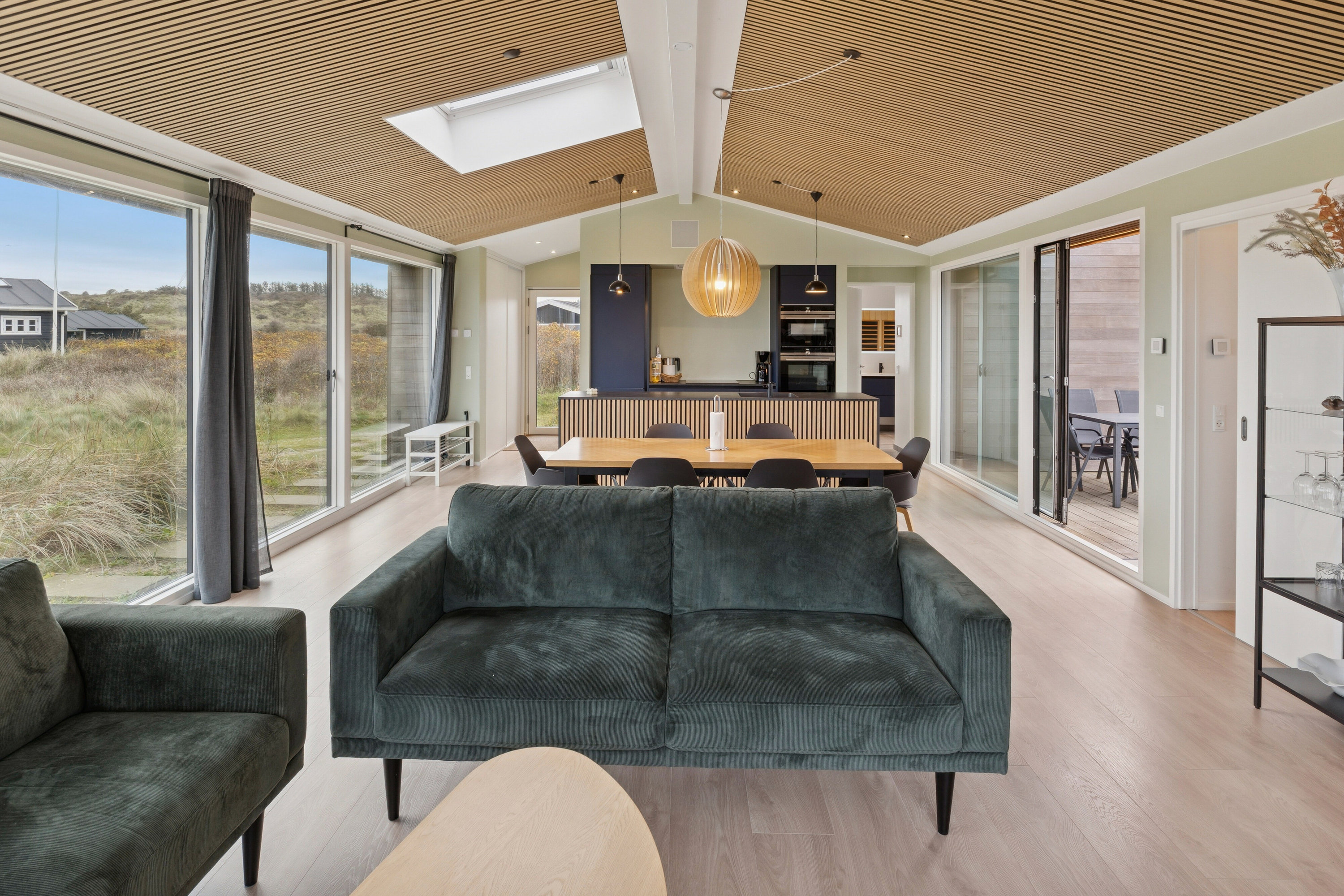 Fremhævet stue billede i fuldskærmstilstand. Billede af Bækrenden 1, Lønstrup, 9800 Hjørring